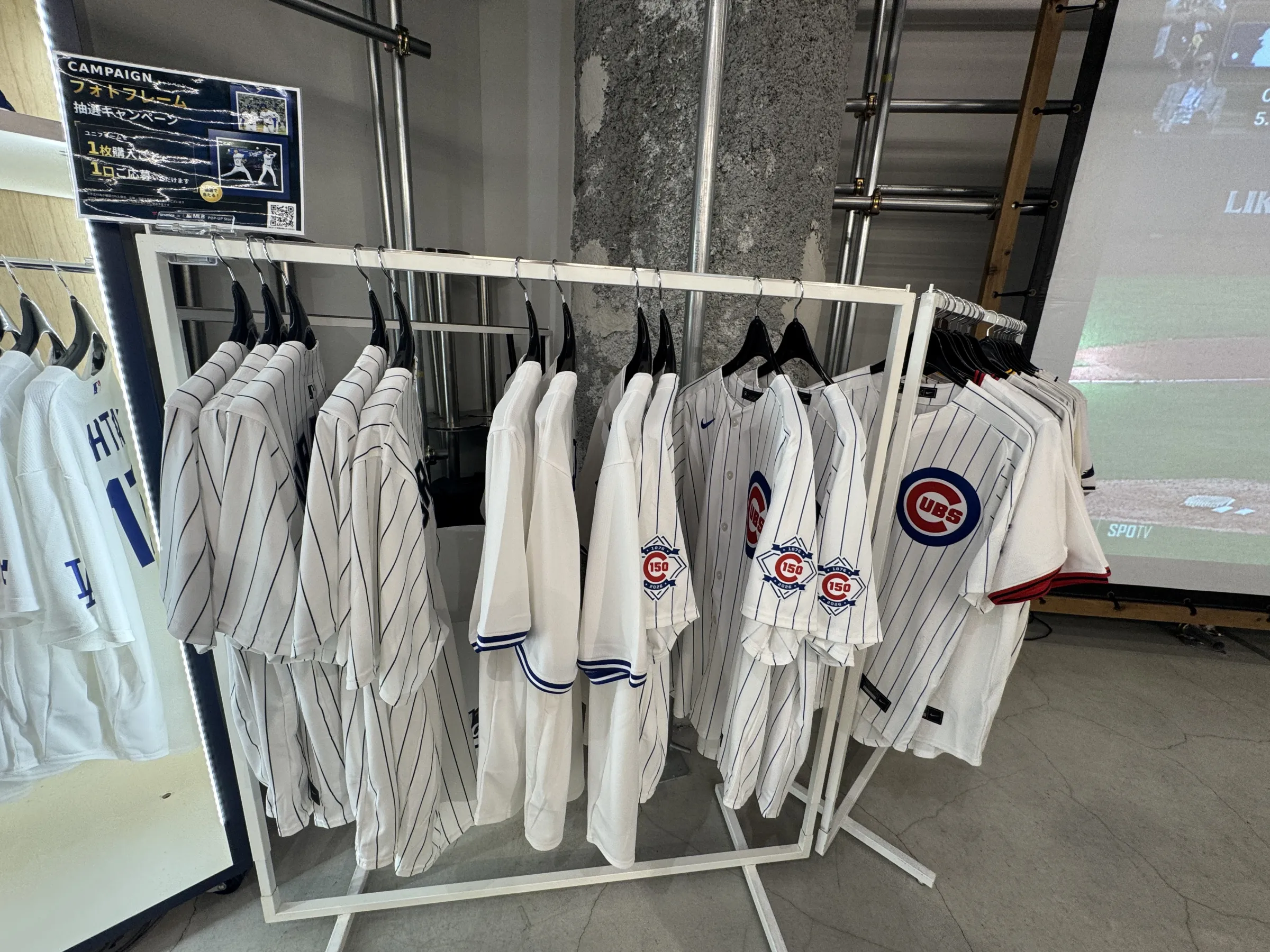ファナティクスが表参道オモカドにMLB公式ポップアップストアを期間限定で開設し、ワールドシリーズ進出記念グッズなど300点以上のアイテムを展開している。黃信維