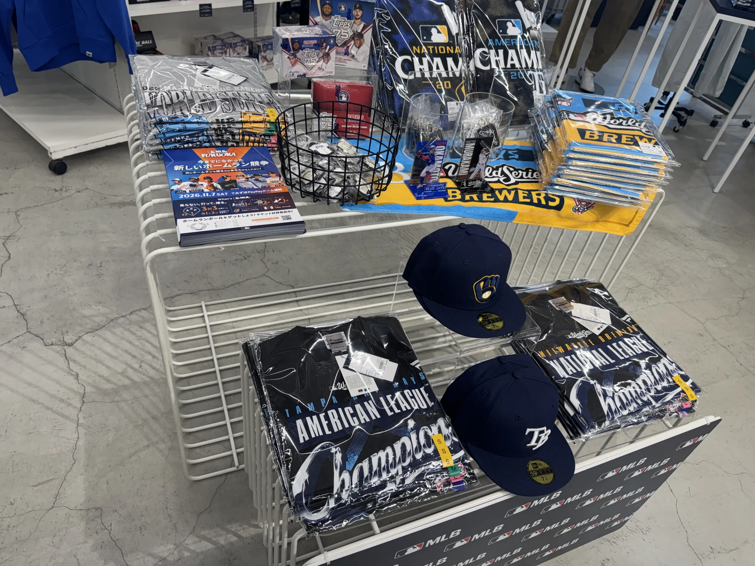 ファナティクスが表参道オモカドにMLB公式ポップアップストアを期間限定で開設し、ワールドシリーズ進出記念グッズなど300点以上のアイテムを展開している。黃信維