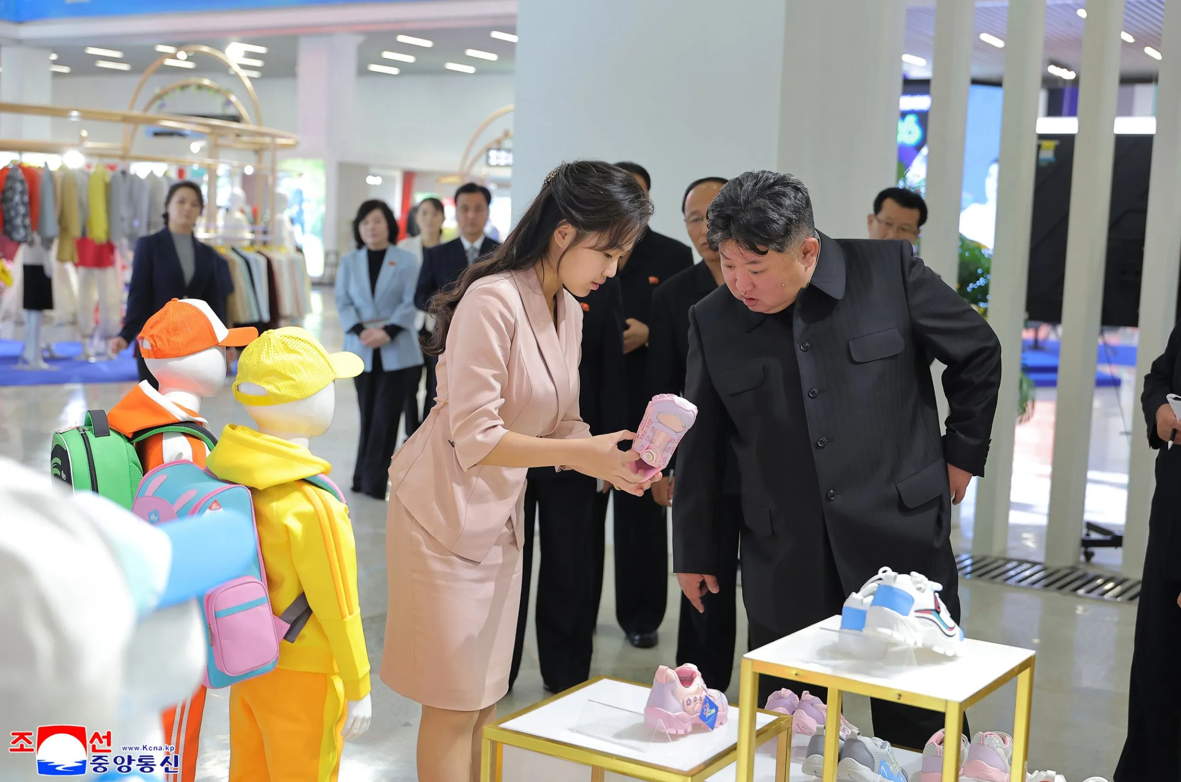 2026年10月19日，北韓領導人金正恩（右前）與女兒參觀平壤的一場服裝與鞋類展覽。（美聯社）