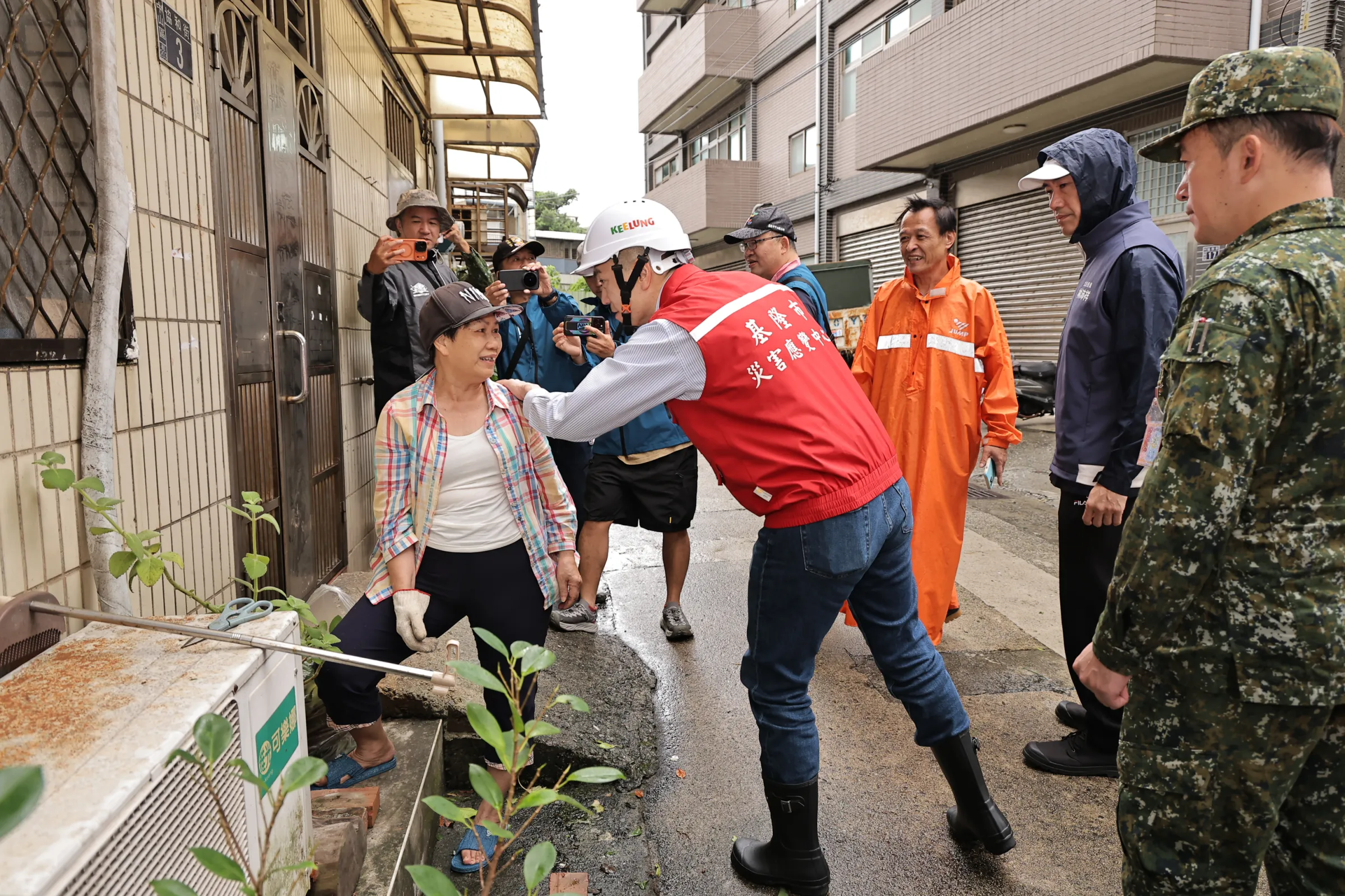 基隆市長謝國樑今日持續前往各地視察災情（圖/基隆市政府）