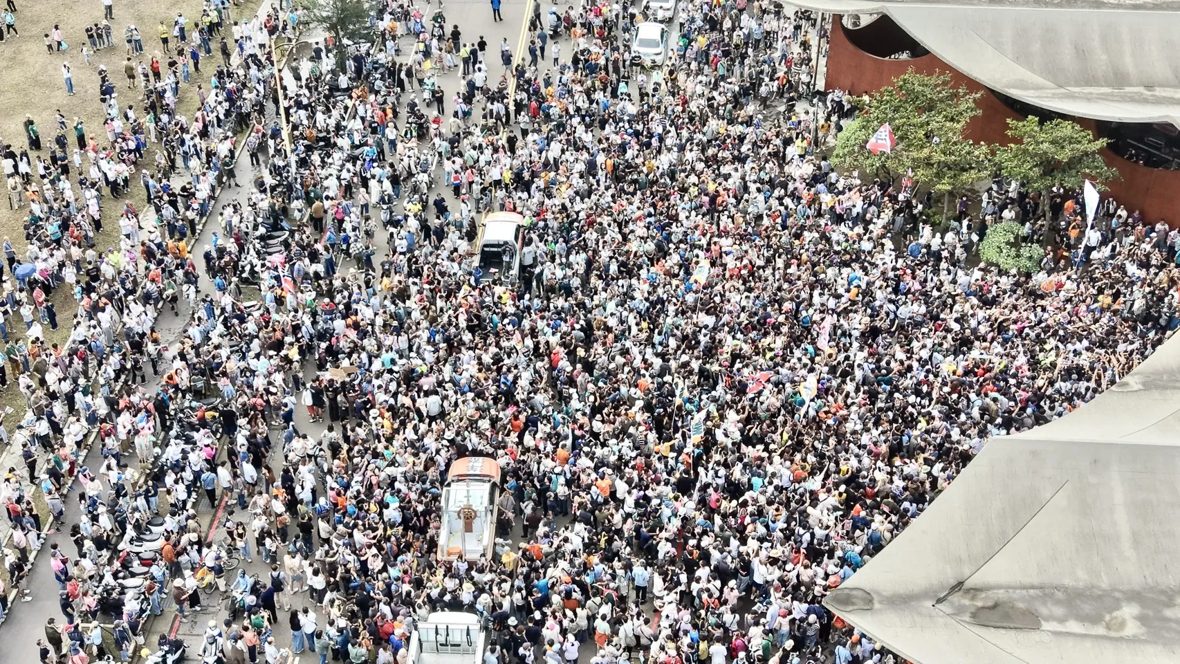 20261025-民進黨台北市長參選人沈伯洋「洋流號」首跨縣市合體民進黨新竹市長參選人莊競程，湧入不少民眾朝聖，現場空拍照曝光。（民進黨新竹市黨部提供）