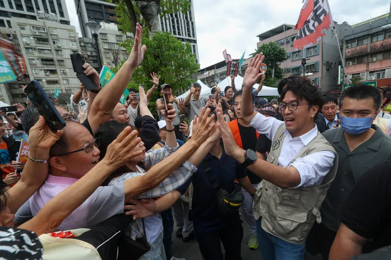 沈伯洋出席陳賢蔚競總成立（1） 民進黨台北市長參選人沈伯洋（前右2）25日下午在石牌振華公園出席同黨台北市議員陳賢蔚聯合競選總部成立大會，進場時受到熱烈歡迎。中央社記者吳家昇攝115年10月25日