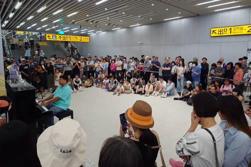 台南車站公共鋼琴成熱門景點 台南鐵路地下化後，新台南車站B1穿堂層設有公共鋼琴，吸引不少民眾排隊演奏，也引發民眾「朝聖」熱潮，25日周邊依然擠滿圍觀民眾。中央社記者楊思瑞攝115年10月25日