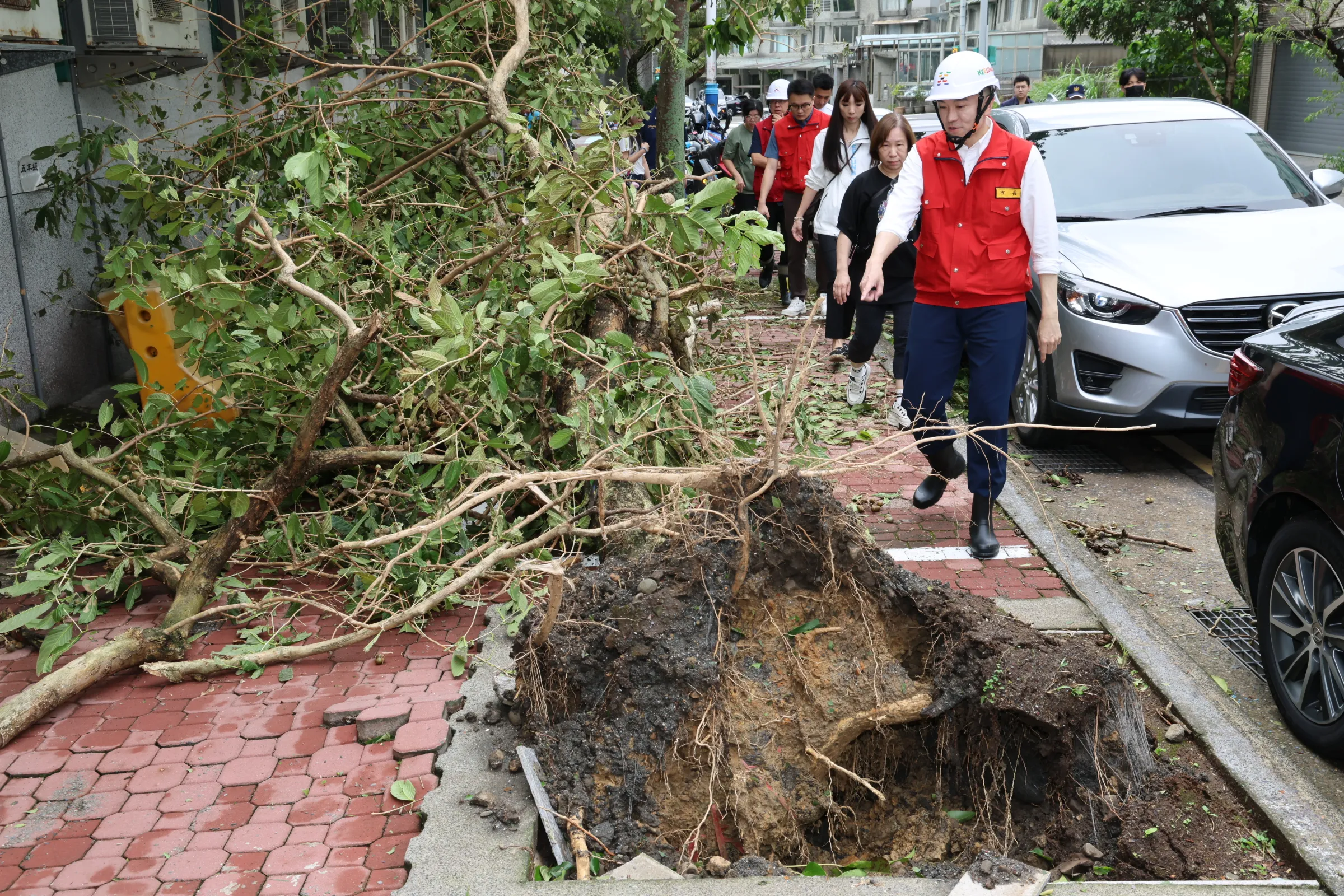 基隆市長謝國樑今（25）日再度率領市府團隊深入各區，現場督導相關單位加速搶修與清理作業。（圖/基隆市政府）