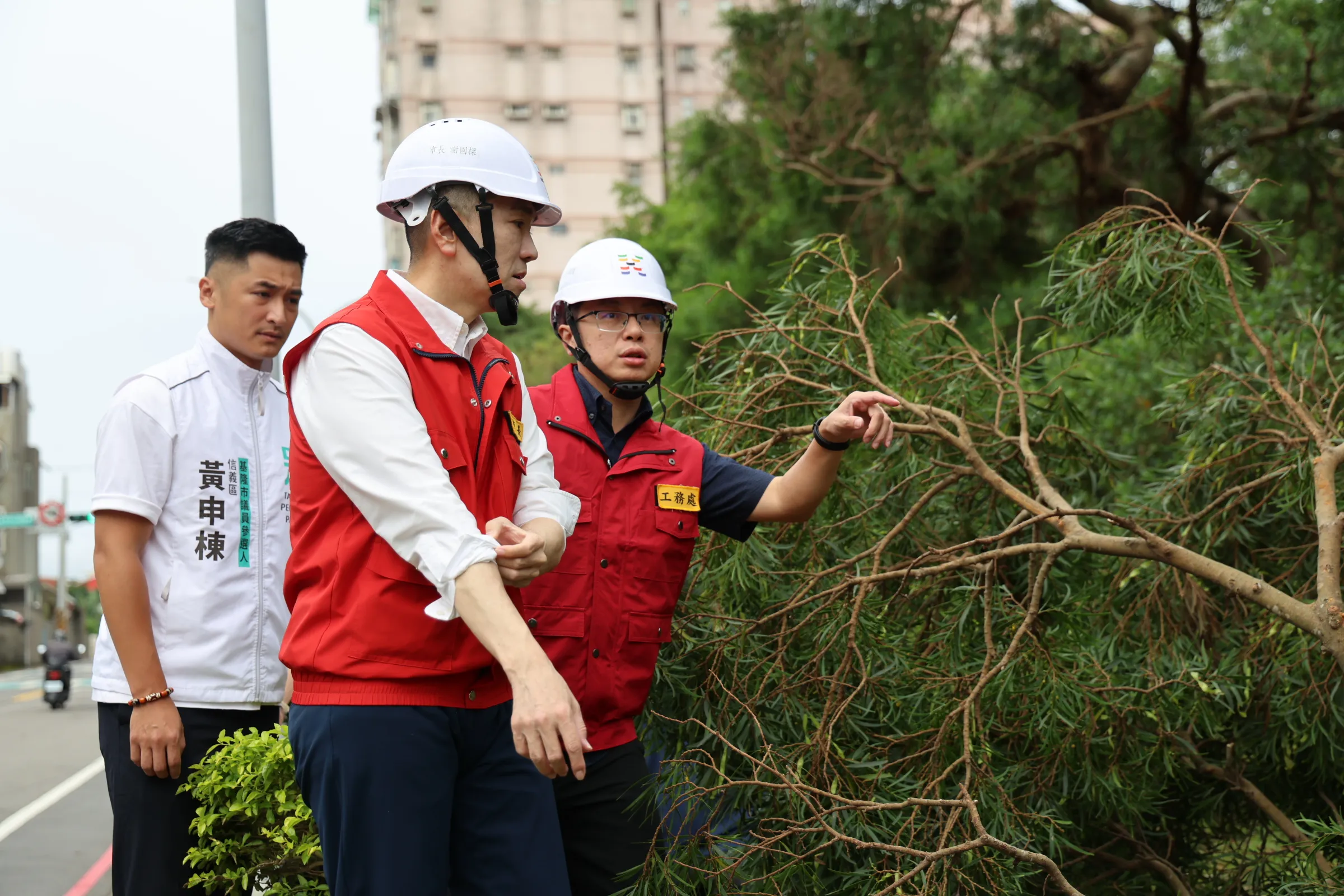 謝國樑指出，此次颱風造成多處路樹攔腰折斷，市府已優先排除影響交通的障礙物，確保基本通行需求。（圖/基隆市政府）