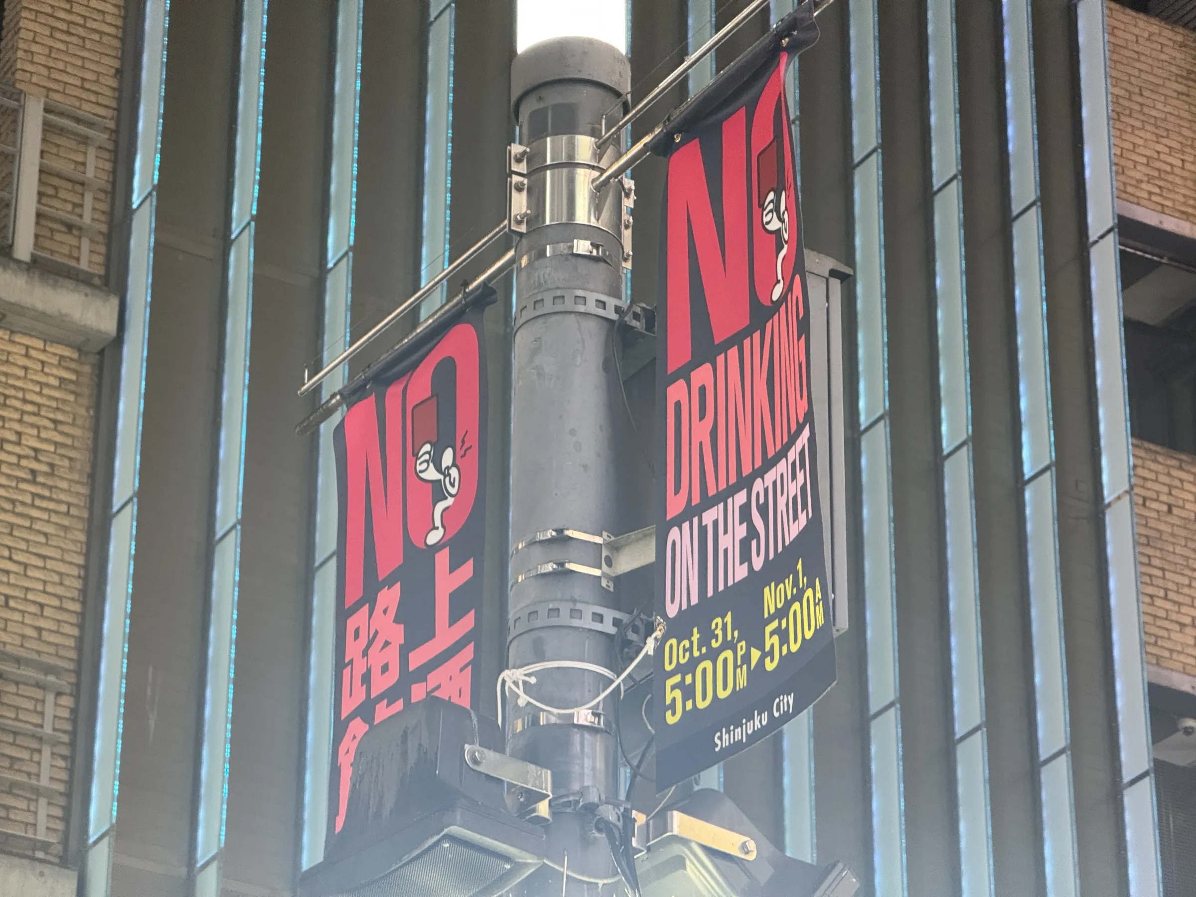 ハロウィンを控えた渋谷や新宿の繁華街では、路上飲酒や迷惑行為の防止を訴える看板やフラッグが掲出され、厳重な警戒態勢が敷かれている。黃信維