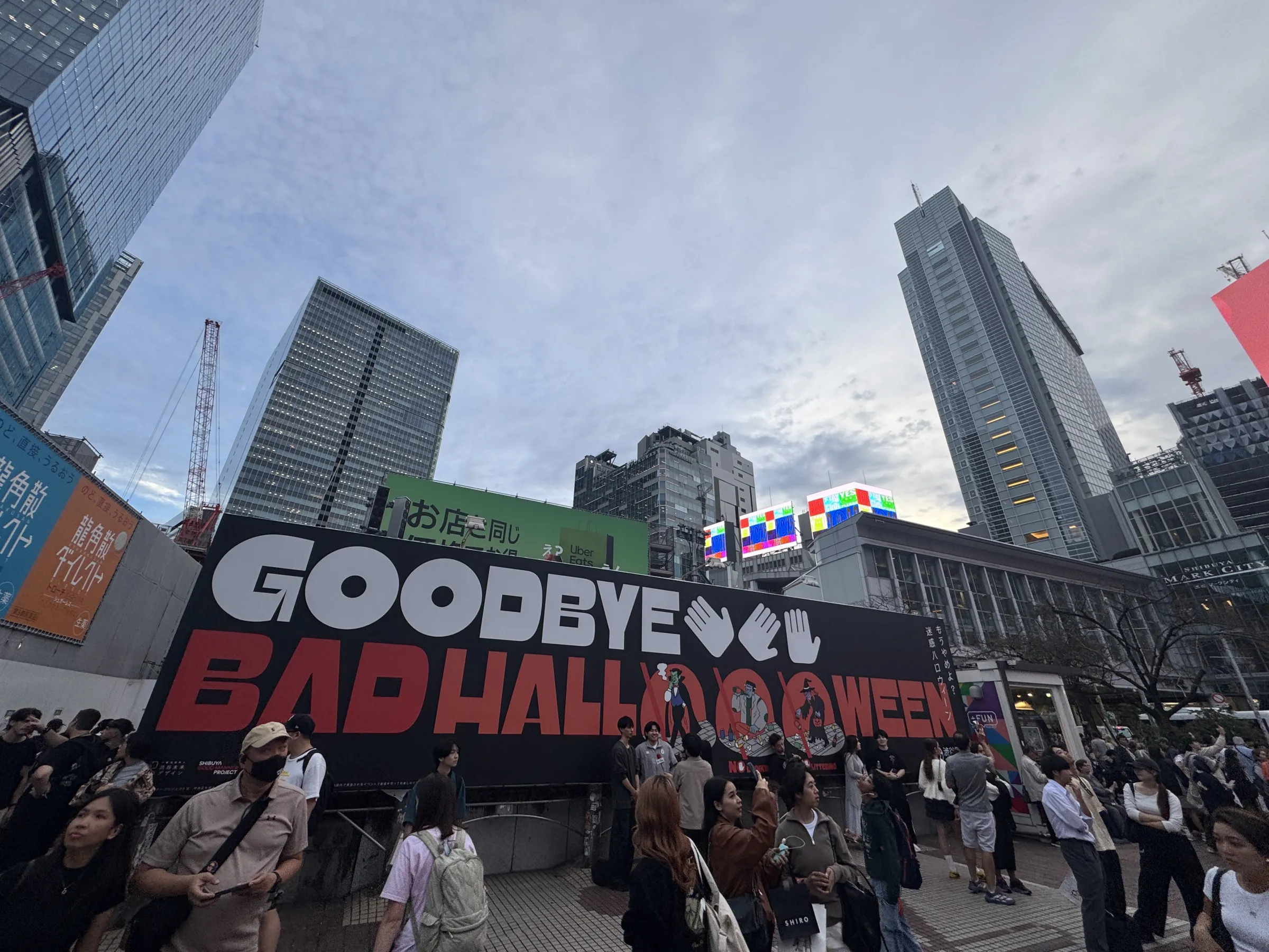 ハロウィンを控えた渋谷や新宿の繁華街では、路上飲酒や迷惑行為の防止を訴える看板やフラッグが掲出され、厳重な警戒態勢が敷かれている。黃信維