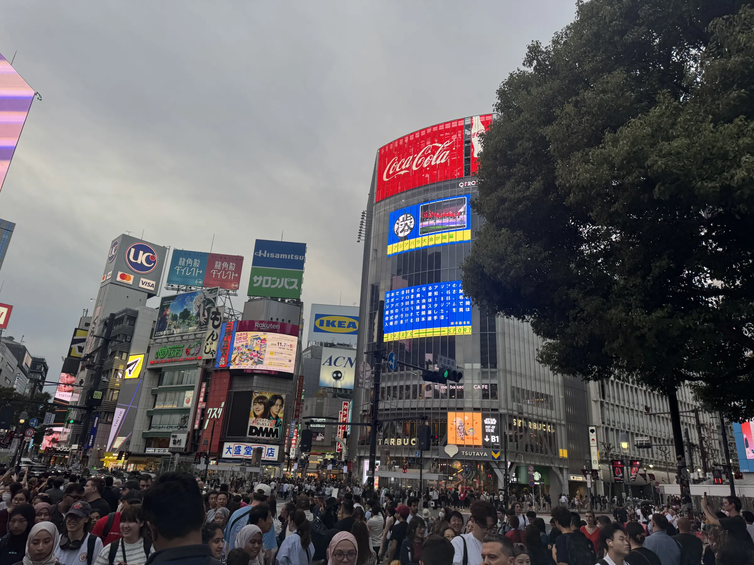 ハロウィンを控えた渋谷や新宿の繁華街では、路上飲酒や迷惑行為の防止を訴える看板やフラッグが掲出され、厳重な警戒態勢が敷かれている。黃信維