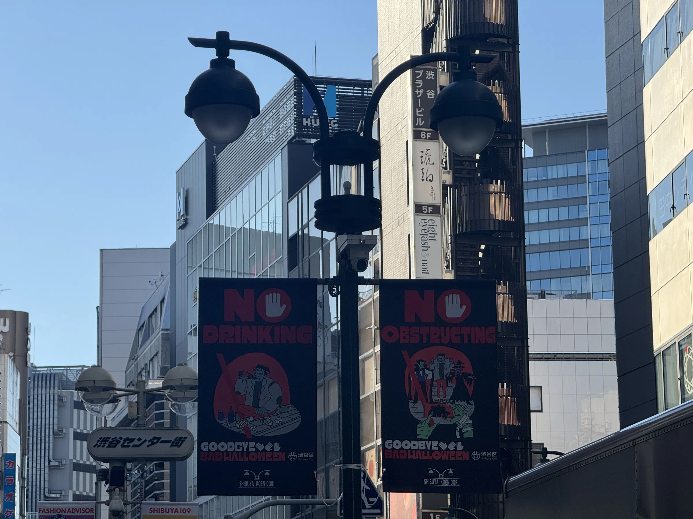 ハロウィンを控えた渋谷や新宿の繁華街では、路上飲酒や迷惑行為の防止を訴える看板やフラッグが掲出され、厳重な警戒態勢が敷かれている。黃信維