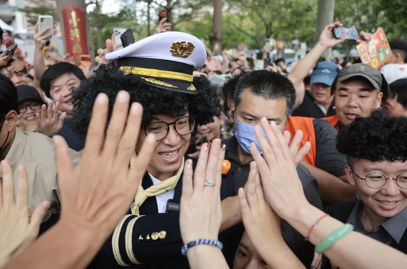 沈伯洋氏（中央、資料写真）が26日、天母のハロウィンイベントで市民とハイタッチ。趙氏は、選挙戦の鍵は若年の新有権者にあると考えている。（中央社記者王飛華撮影）