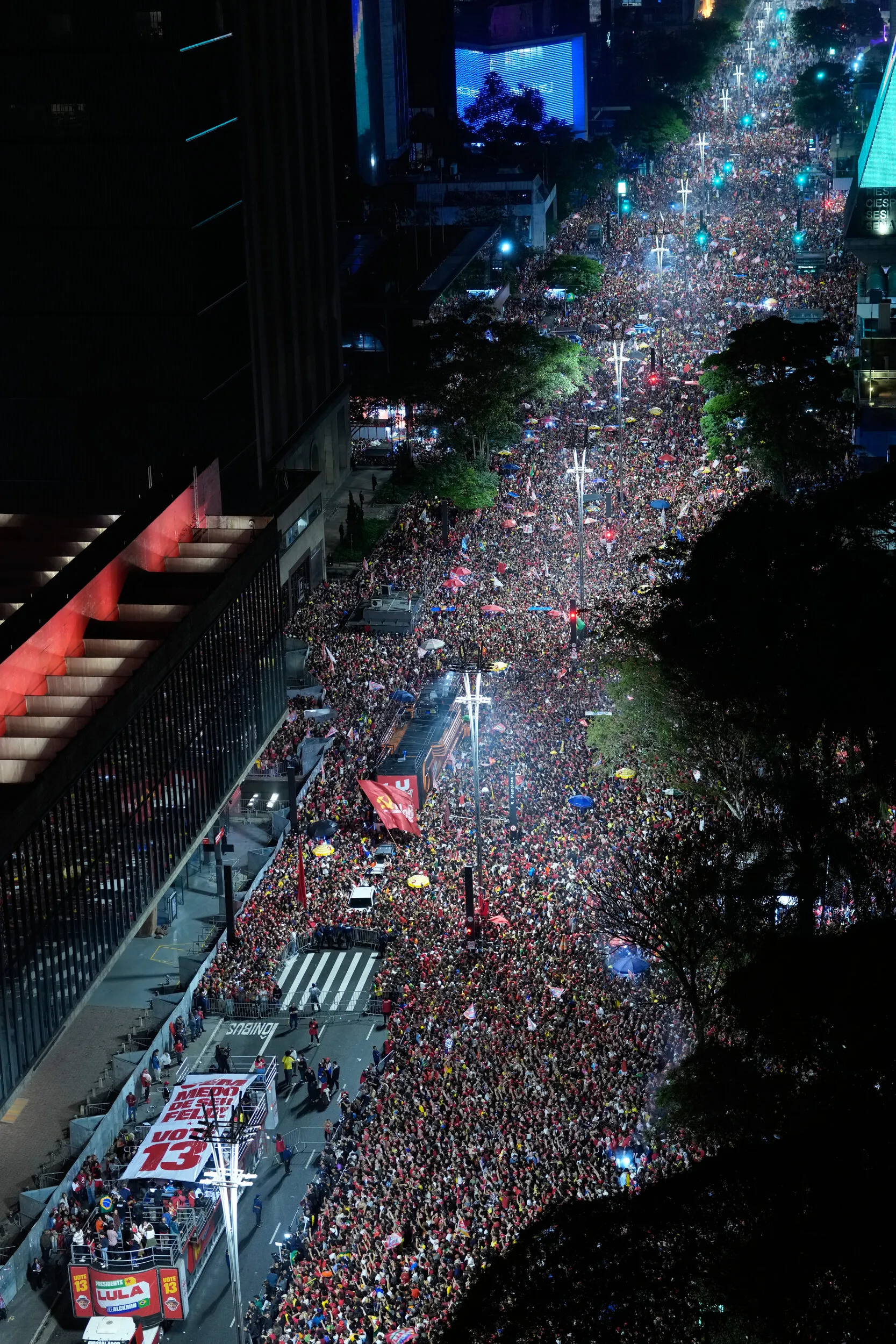 2026年10月25日，巴西聖保羅，總統魯拉的支持者在他贏得第四個任期的總統決選後，湧入保利斯塔大道，參加慶祝勝利的造勢活動。（美聯社）