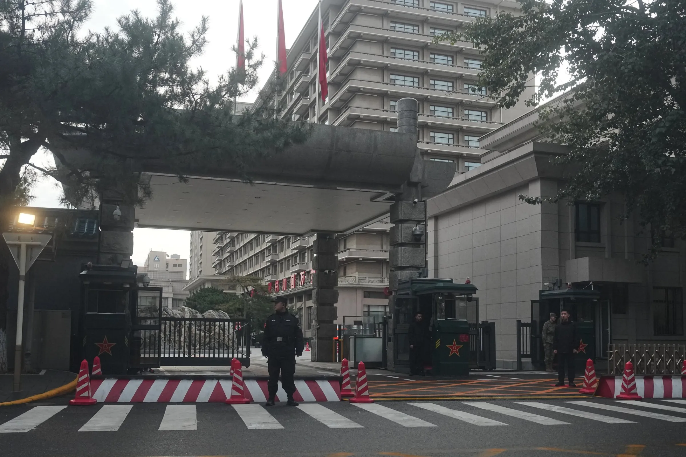 2026年10月26日，中共中央委員會在北京召開會議，維安人員在會場外站崗。（美聯社）