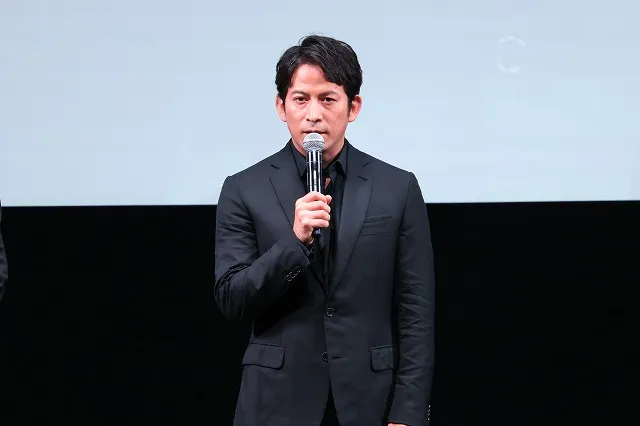 第39回東京国際映画祭が開幕し、華麗な衣装のスターがレッドカーペットを彩る中、岡田准一主演のオープニング作上映や東南アジア映画の新部門設置など多彩な映画文化が東京から発信された。©2026 TIFF