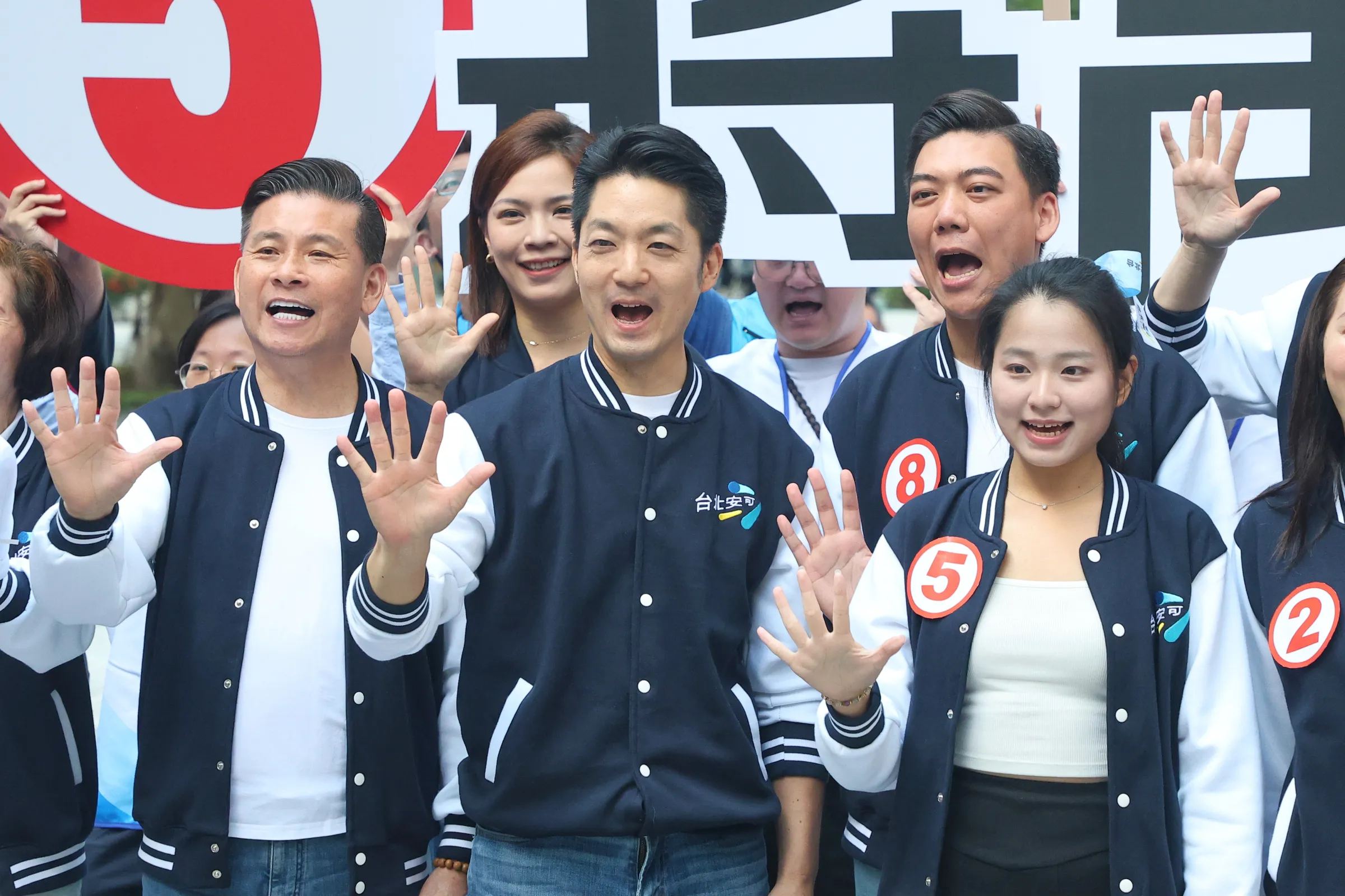 20261027-國民黨台北市長參選人蔣萬安（中）27日抽中5號。（顏麟宇攝）