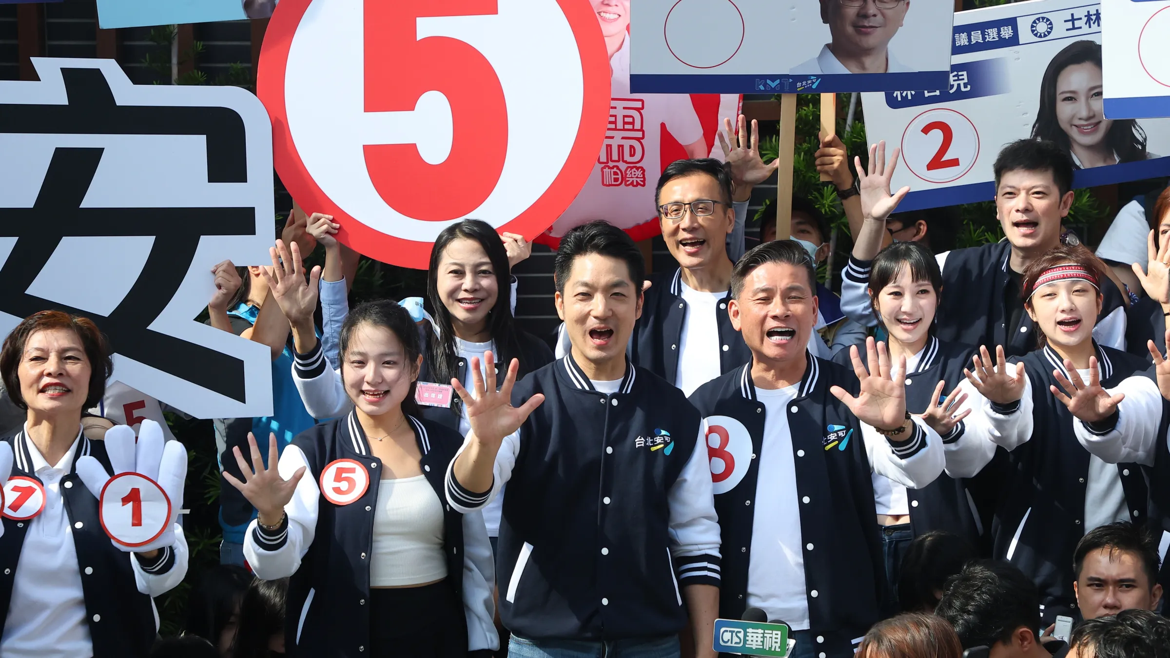 20261027-國民黨台北市長參選人蔣萬安（中）27日抽中5號。（顏麟宇攝）