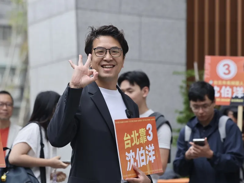 10月27日、台北市長選の抽選後、投票番号「3」を示す与党・民進党の沈伯洋氏（中央社）