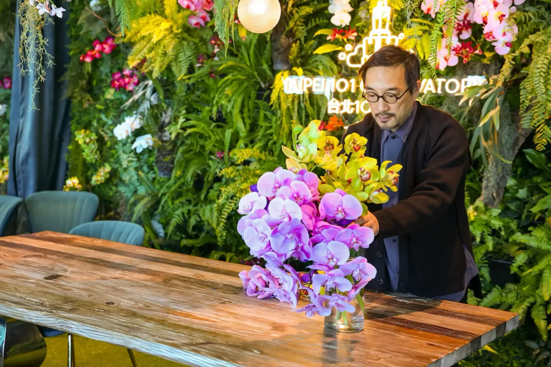 花藝大師凌宗湧以蘭花、蕨類與綠植打造101F高空花園，呈現雲端祕境氛圍。（圖／網路溫度計Daily View提供）