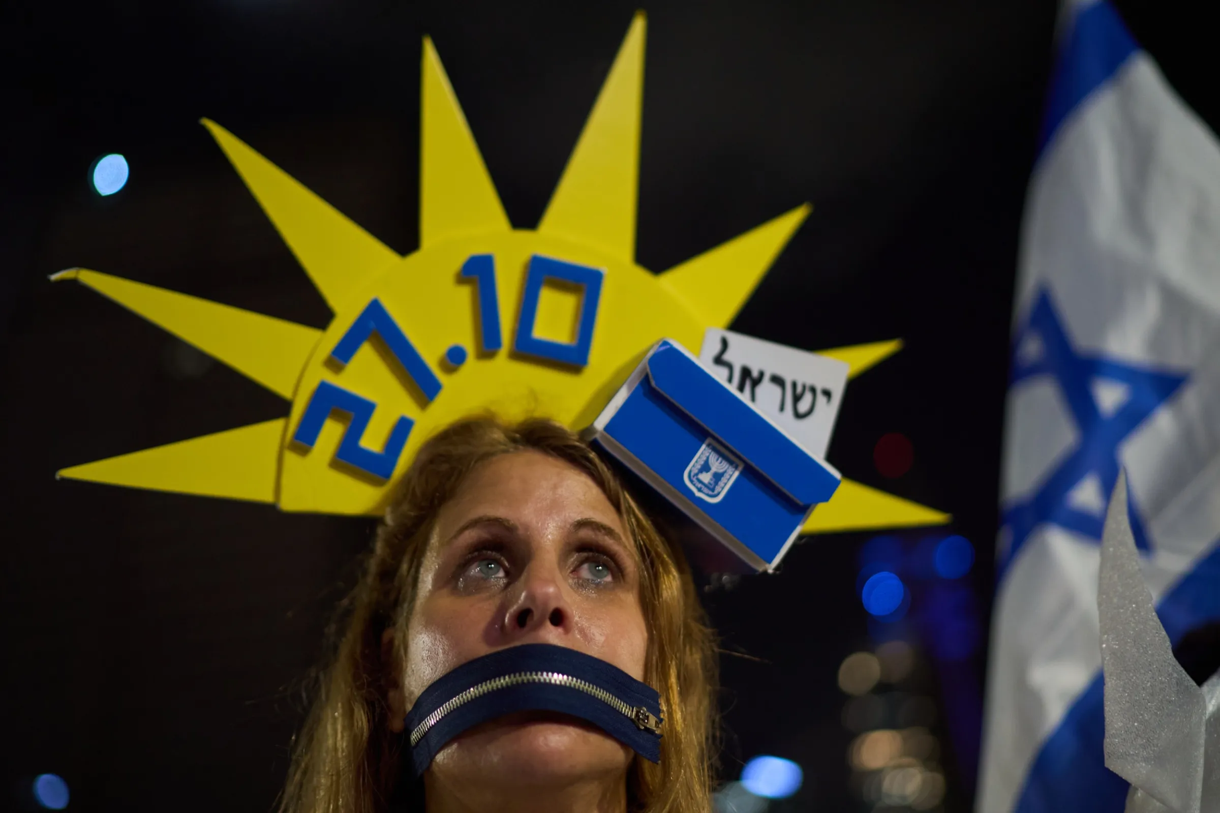 2026年10月24日，以色列特拉維夫，以色列大選前，加利利在反政府集會上戴著裝飾有投票箱的頭飾。（美聯社）