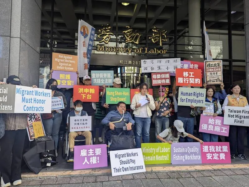 移工懷孕議題引勞雇不滿　民團勞動部前喊話 針對移工在台懷孕議題，台灣失能者家庭暨看護雇主國際協會26日上午與多名失能者家屬雇主到勞動部前抗議，呼籲政府建議成立跨部會的專責外籍人力管理與派遣部門。中央社記者張雄風攝115年10月27日