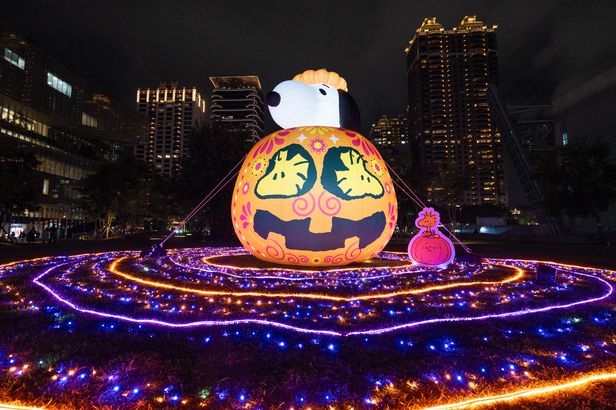 位於桃園藝文廣場的「Snoopy 魔法南瓜」裝置藝術，帶領民眾進入奇幻的桃園萬聖城。