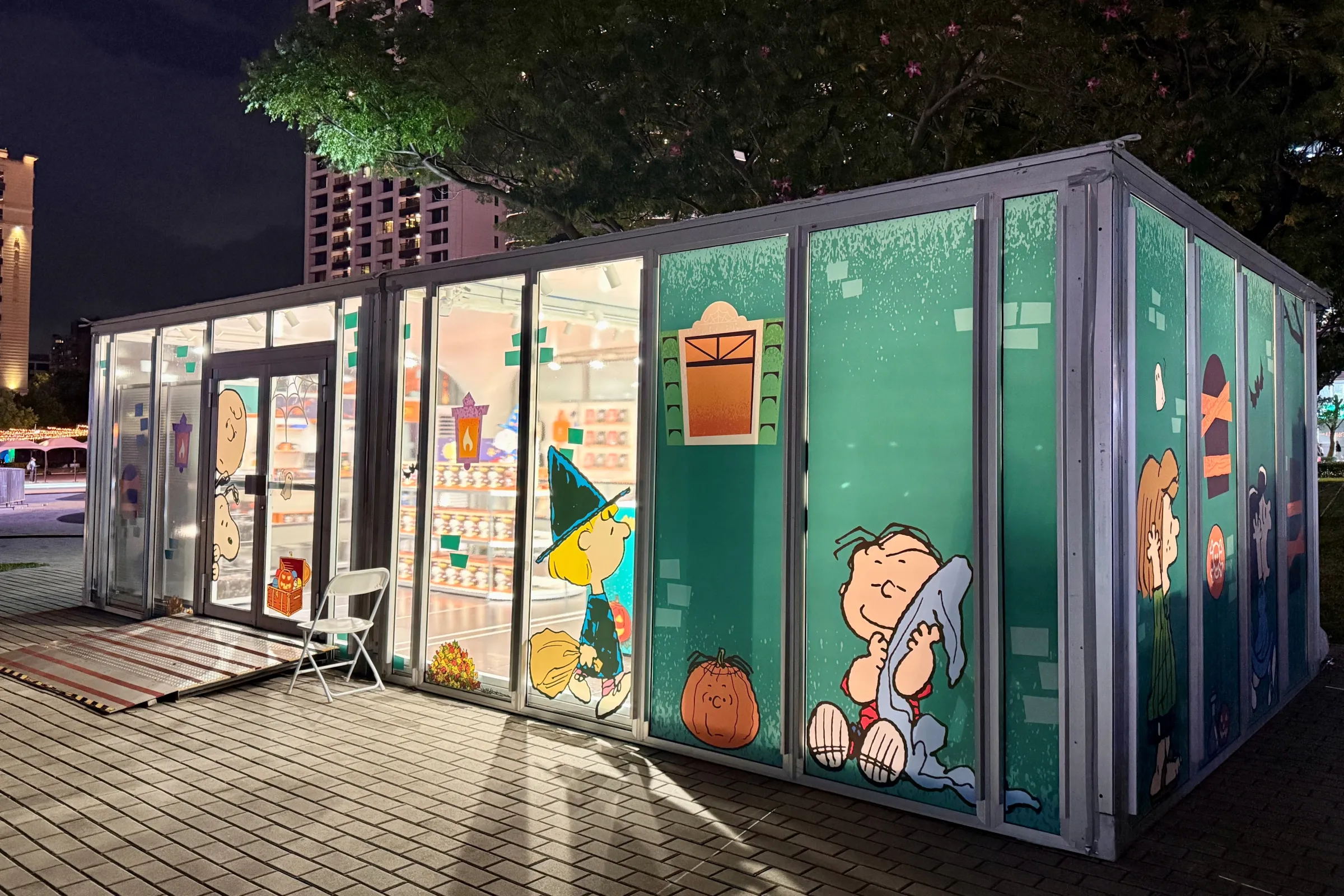 萬聖節主題的「Snoopy Trick or Shop」，玻璃窗上可以看見人氣角色查理布朗、Snoopy及巫師莎莉的身影。