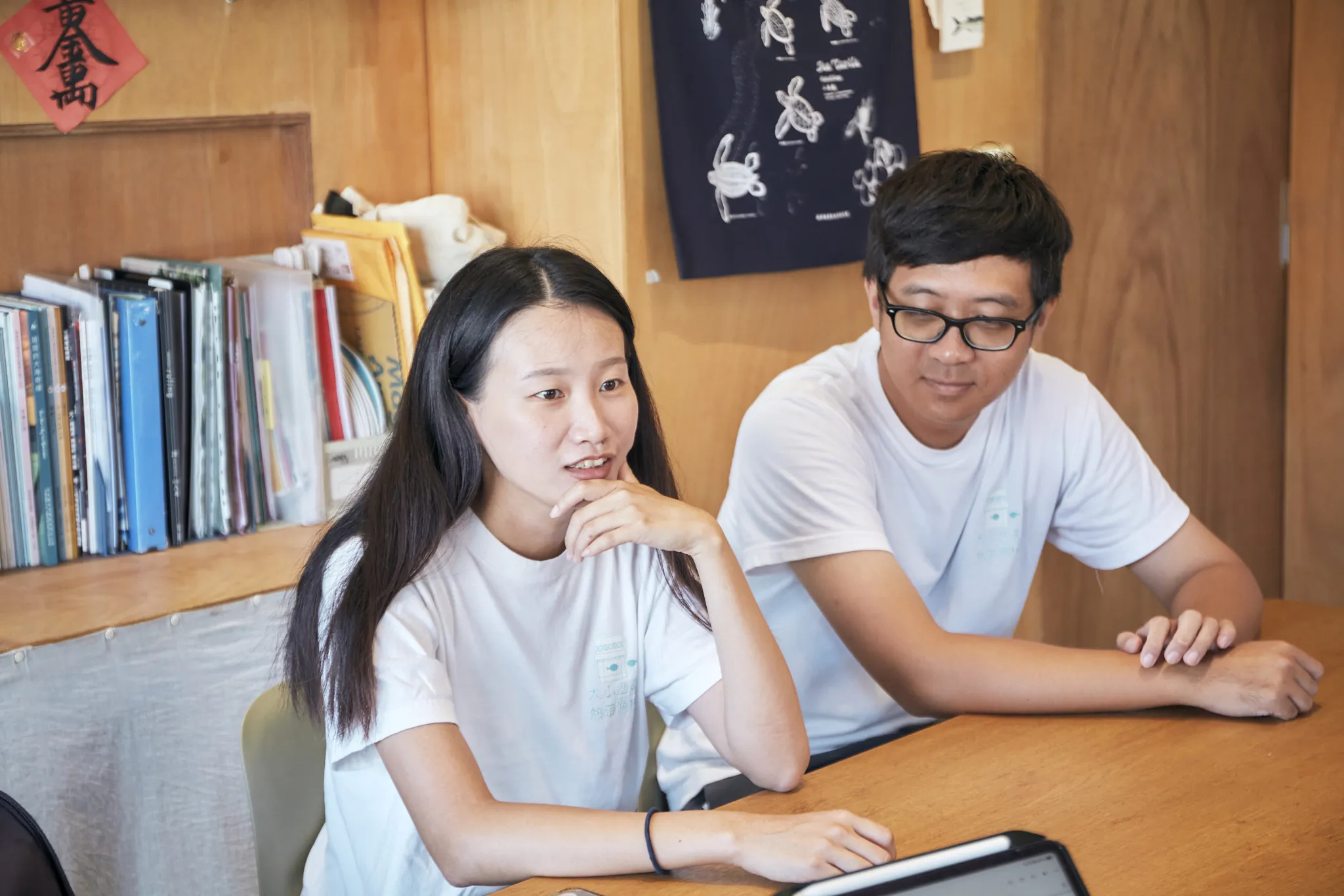 呂佩芸（左）大學時離開澎湖求學，實習接觸地方文化推廣，也曾到金門工作，才發現自己喜歡在地方生活。（風傳媒攝）