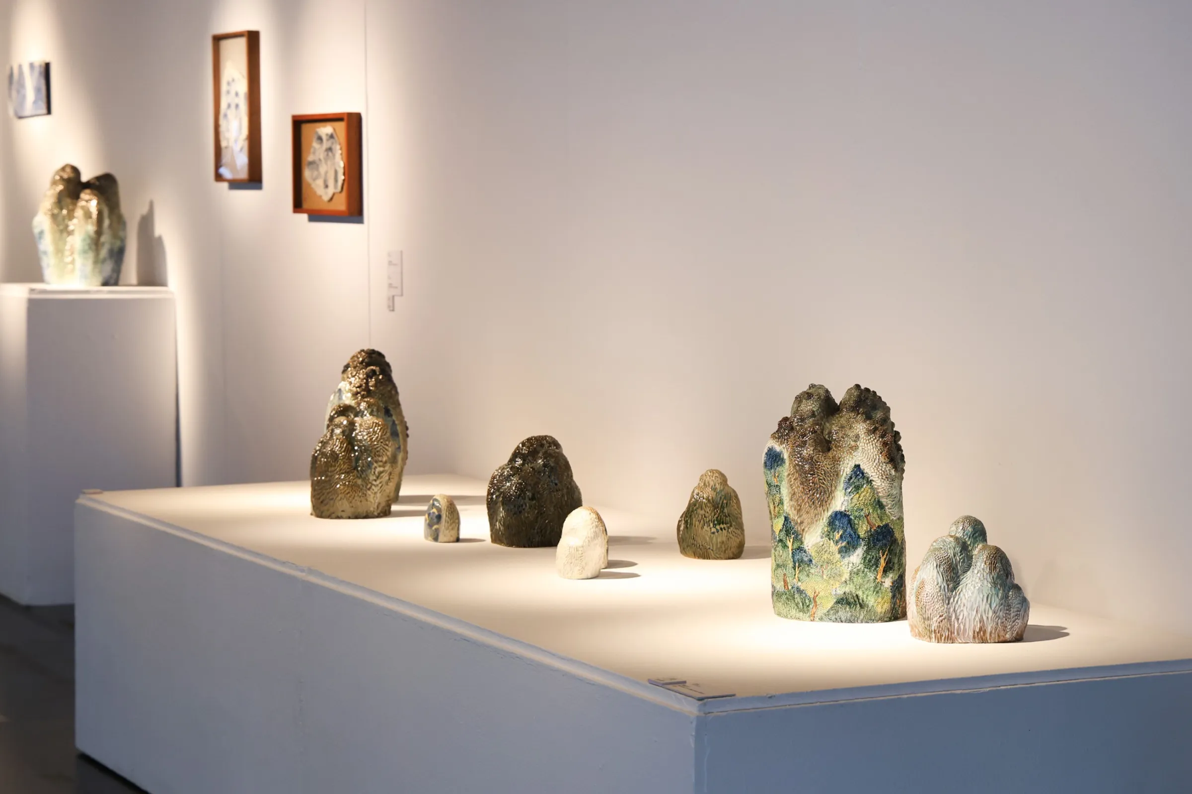 《覓山行》以十座錯落的獨立山體雕塑展現岩層肌理，營造如步山徑的山水意境。(圖/新北市立鶯歌陶瓷博物館)
