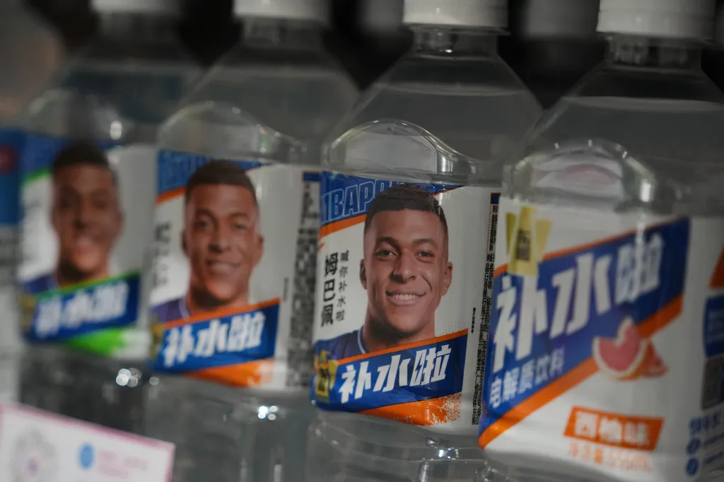 效力西甲豪門皇家馬德里的球星姆巴佩在中國的代言廣告。（美聯社）