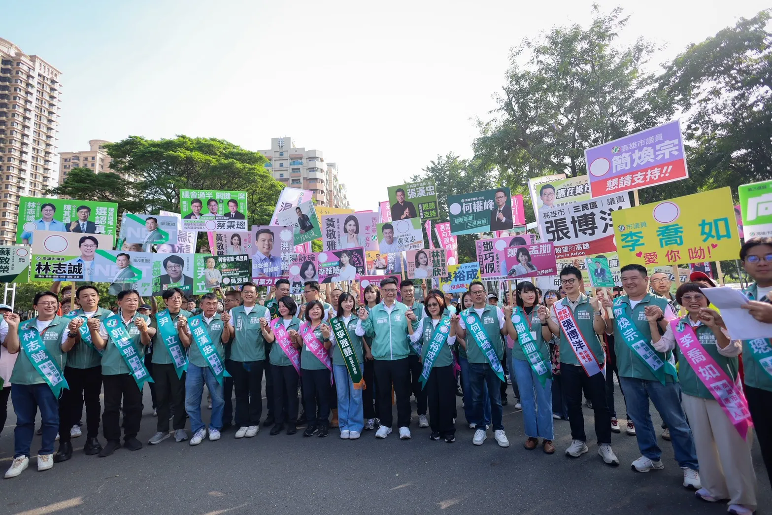 高雄市長候選人賴瑞隆議長康裕成及多位民進黨市議員、議員候選人陪同下，參加市長候選人號次抽籤，抽中象徵「高雄未來有你有我」的5號。（圖/賴瑞隆競選總部提供）