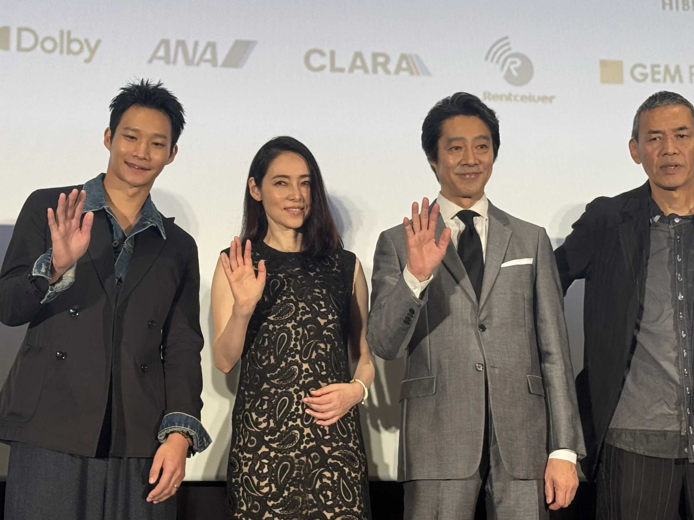 SABU監督が20年の構想を経て日台合作で完成させた映画『記憶ゼロ』が東京国際映画祭で公式上映され、堤真一が初の台湾ロケで見せたスマホ翻訳への驚きや盟友ならではの擬音演出、台風直撃の舞台裏、58バージョンに及んだ編集秘話などを豪華キャスト陣とともに明かした。黃信維