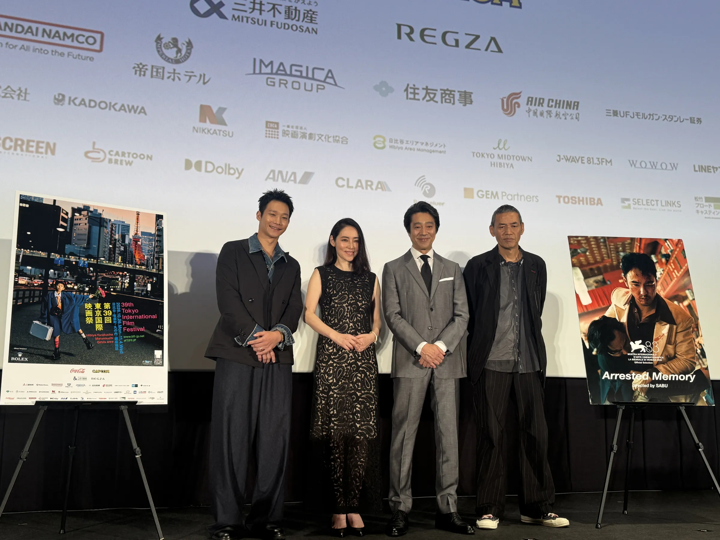 SABU監督が20年の構想を経て日台合作で完成させた映画『記憶ゼロ』が東京国際映画祭で公式上映され、堤真一が初の台湾ロケで見せたスマホ翻訳への驚きや盟友ならではの擬音演出、台風直撃の舞台裏、58バージョンに及んだ編集秘話などを豪華キャスト陣とともに明かした。黃信維