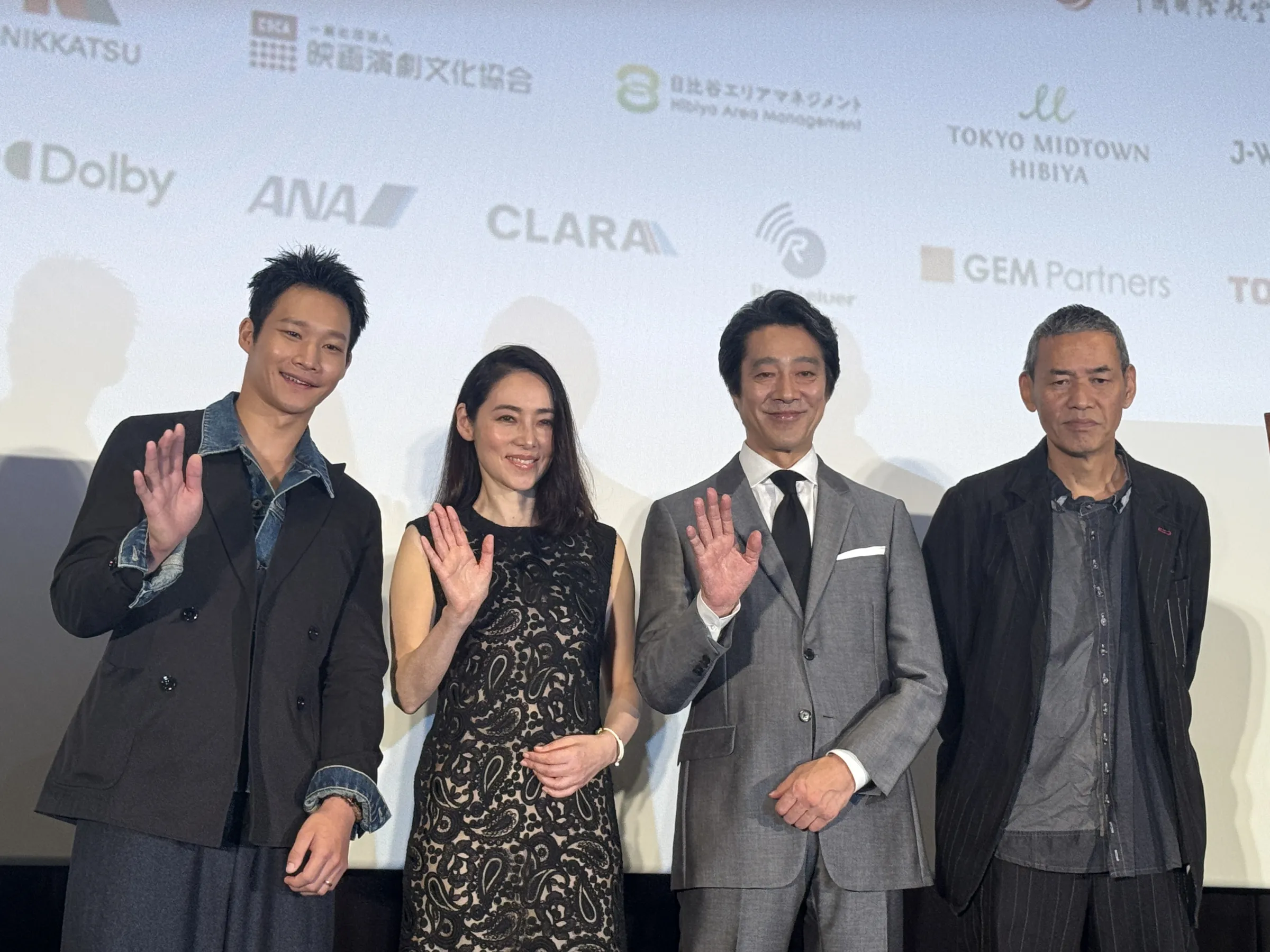 SABU監督が20年の構想を経て日台合作で完成させた映画『記憶ゼロ』が東京国際映画祭で公式上映され、堤真一が初の台湾ロケで見せたスマホ翻訳への驚きや盟友ならではの擬音演出、台風直撃の舞台裏、58バージョンに及んだ編集秘話などを豪華キャスト陣とともに明かした。黃信維
