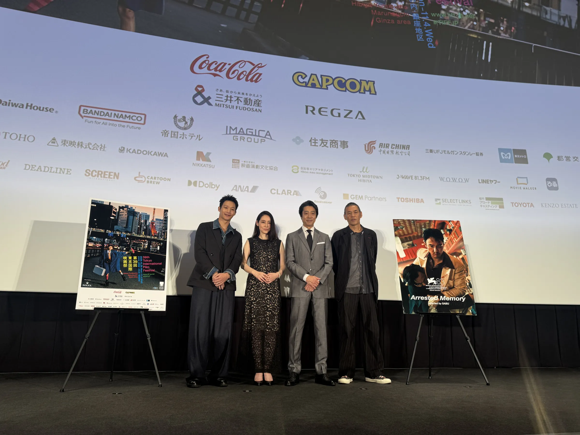 SABU監督が20年の構想を経て日台合作で完成させた映画『記憶ゼロ』が東京国際映画祭で公式上映され、堤真一が初の台湾ロケで見せたスマホ翻訳への驚きや盟友ならではの擬音演出、台風直撃の舞台裏、58バージョンに及んだ編集秘話などを豪華キャスト陣とともに明かした。黃信維
