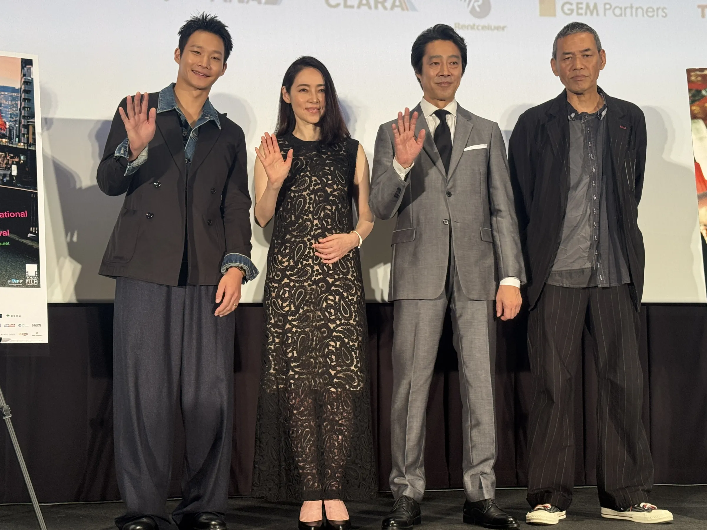 SABU監督が20年の構想を経て日台合作で完成させた映画『記憶ゼロ』が東京国際映画祭で公式上映され、堤真一が初の台湾ロケで見せたスマホ翻訳への驚きや盟友ならではの擬音演出、台風直撃の舞台裏、58バージョンに及んだ編集秘話などを豪華キャスト陣とともに明かした。黃信維