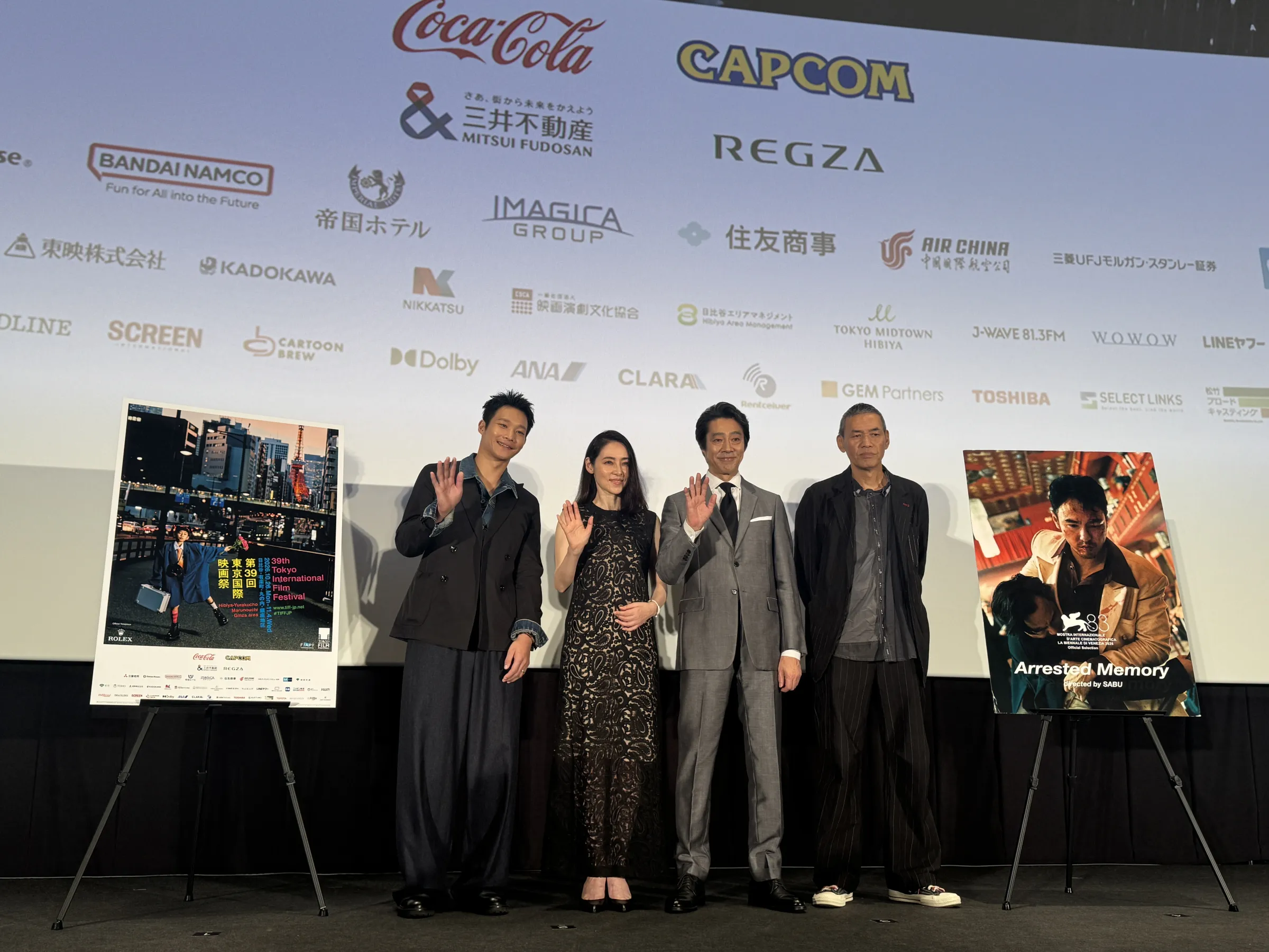 SABU監督が20年の構想を経て日台合作で完成させた映画『記憶ゼロ』が東京国際映画祭で公式上映され、堤真一が初の台湾ロケで見せたスマホ翻訳への驚きや盟友ならではの擬音演出、台風直撃の舞台裏、58バージョンに及んだ編集秘話などを豪華キャスト陣とともに明かした。黃信維