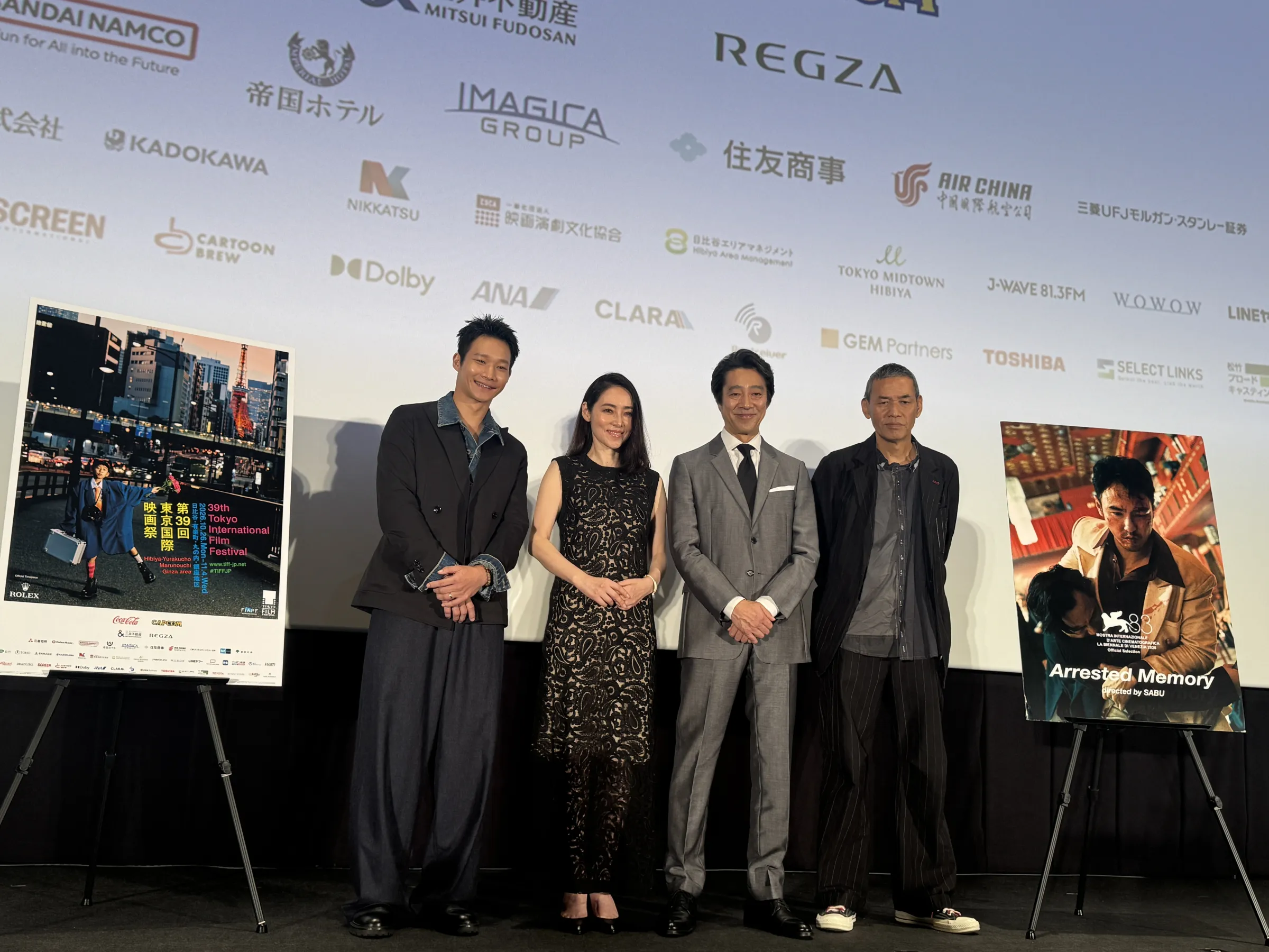 SABU監督が20年の構想を経て日台合作で完成させた映画『記憶ゼロ』が東京国際映画祭で公式上映され、堤真一が初の台湾ロケで見せたスマホ翻訳への驚きや盟友ならではの擬音演出、台風直撃の舞台裏、58バージョンに及んだ編集秘話などを豪華キャスト陣とともに明かした。黃信維