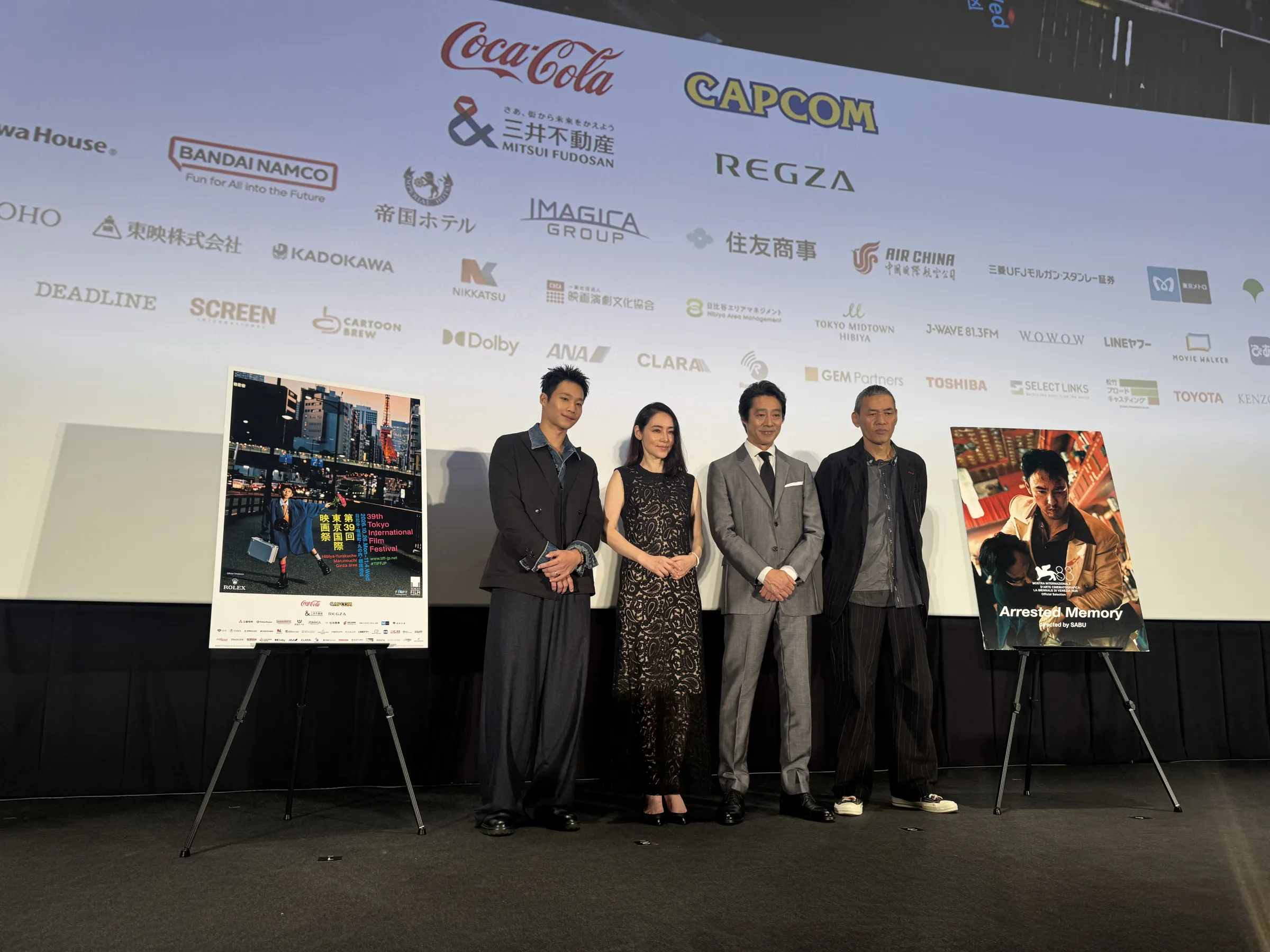 SABU監督が20年の構想を経て日台合作で完成させた映画『記憶ゼロ』が東京国際映画祭で公式上映され、堤真一が初の台湾ロケで見せたスマホ翻訳への驚きや盟友ならではの擬音演出、台風直撃の舞台裏、58バージョンに及んだ編集秘話などを豪華キャスト陣とともに明かした。黃信維