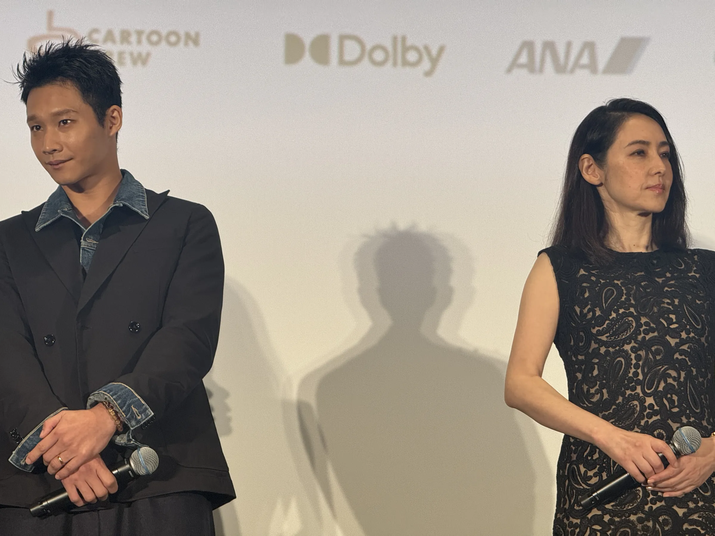 SABU監督が20年の構想を経て日台合作で完成させた映画『記憶ゼロ』が東京国際映画祭で公式上映され、堤真一が初の台湾ロケで見せたスマホ翻訳への驚きや盟友ならではの擬音演出、台風直撃の舞台裏、58バージョンに及んだ編集秘話などを豪華キャスト陣とともに明かした。黃信維