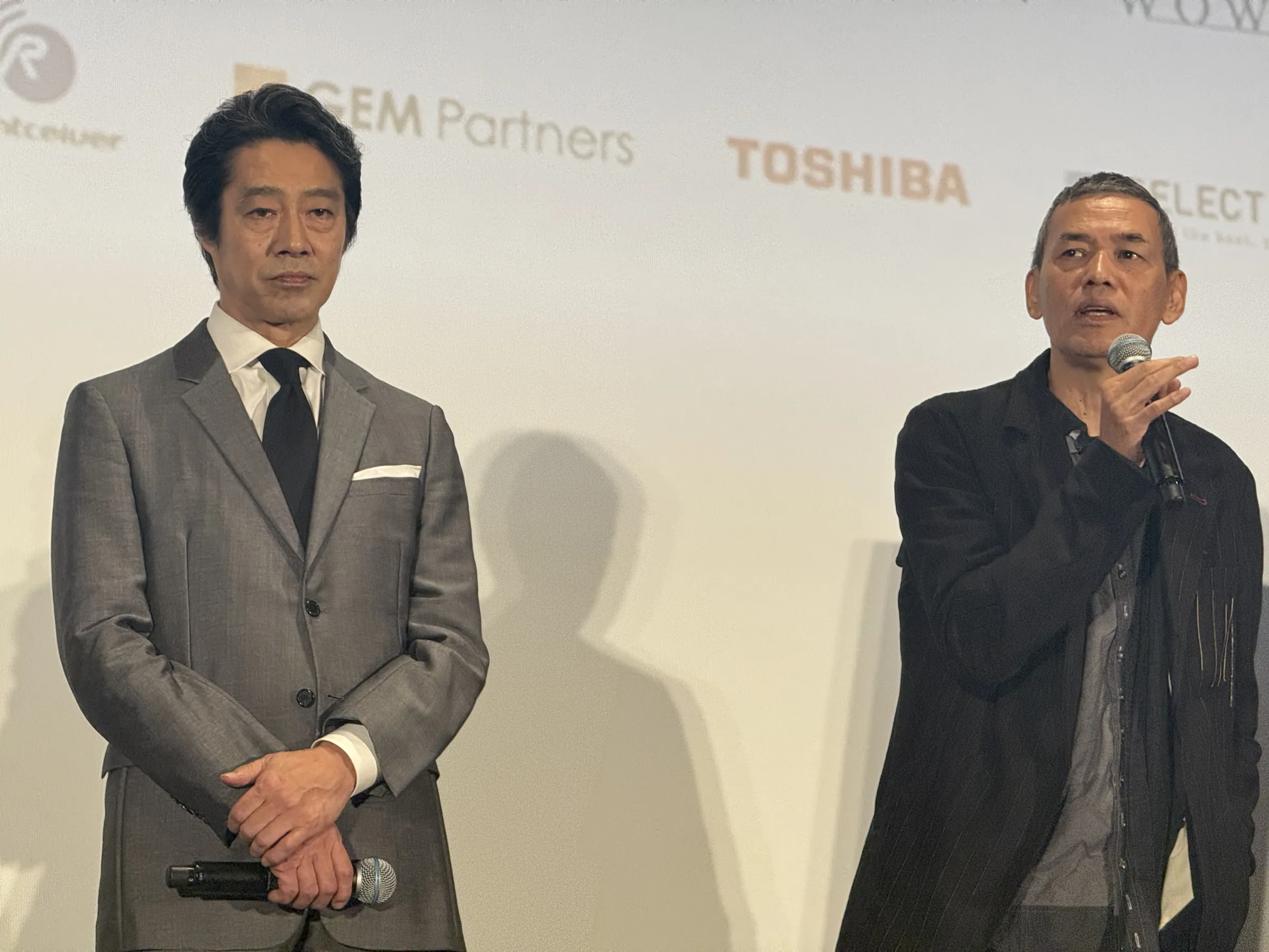 SABU監督が20年の構想を経て日台合作で完成させた映画『記憶ゼロ』が東京国際映画祭で公式上映され、堤真一が初の台湾ロケで見せたスマホ翻訳への驚きや盟友ならではの擬音演出、台風直撃の舞台裏、58バージョンに及んだ編集秘話などを豪華キャスト陣とともに明かした。黃信維
