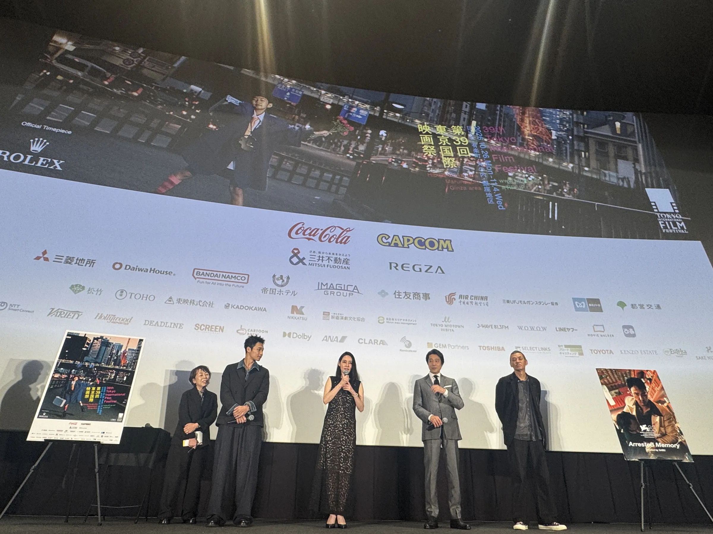 SABU監督が20年の構想を経て日台合作で完成させた映画『記憶ゼロ』が東京国際映画祭で公式上映され、堤真一が初の台湾ロケで見せたスマホ翻訳への驚きや盟友ならではの擬音演出、台風直撃の舞台裏、58バージョンに及んだ編集秘話などを豪華キャスト陣とともに明かした。黃信維