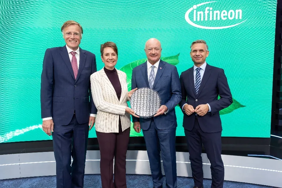 左起：英飛凌執行長Jochen Hanebeck、英飛凌奧地利執行長Sabine Herlitschka、奧地利總理 Christian Stocker、奧地利經濟部長 Wolfgang Hattmannsdorfer。（英飛凌提供）