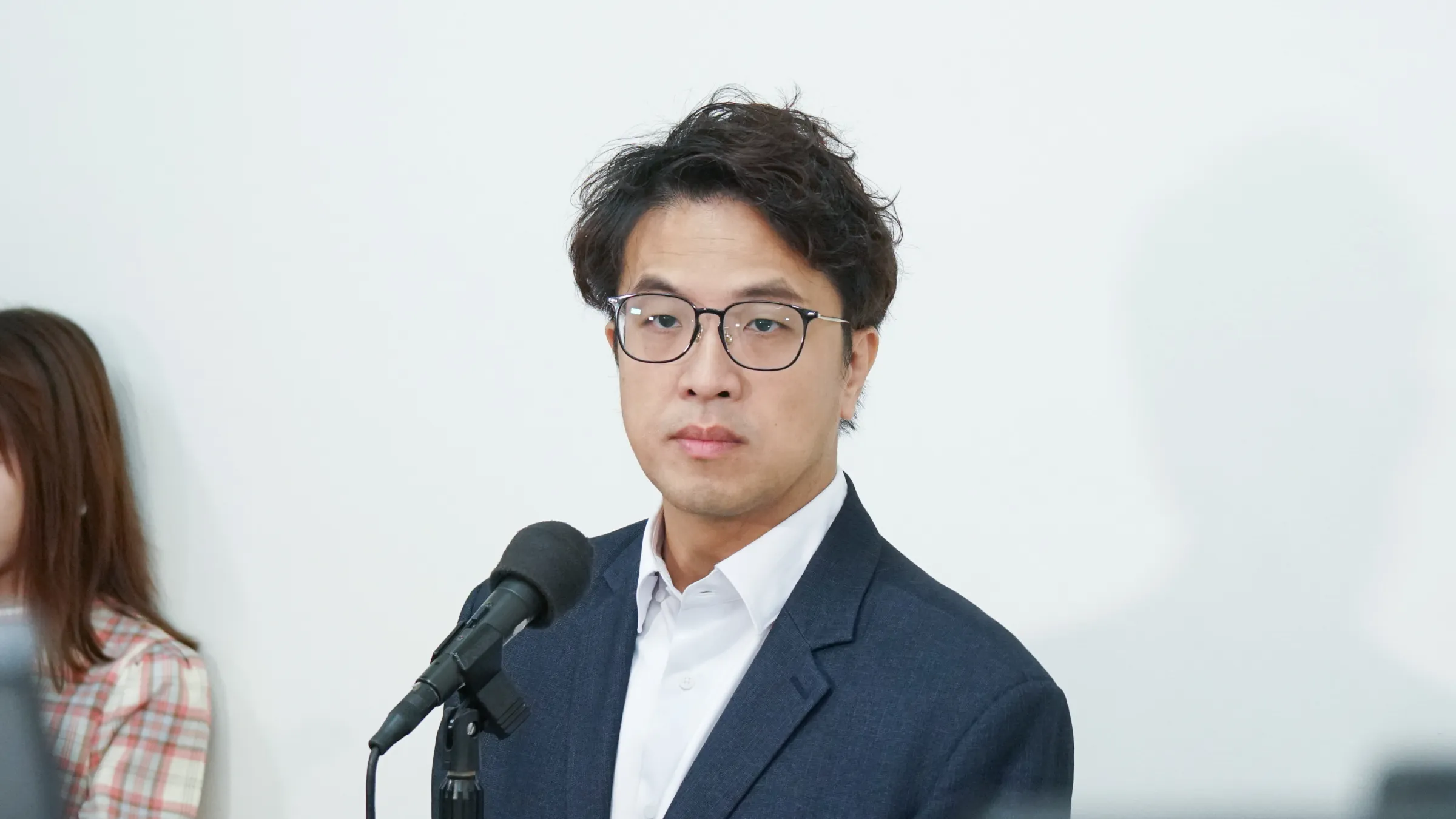 20261028-立委沈伯洋出席立院國防外交委員會質詢並受訪。(蔡親傑攝)