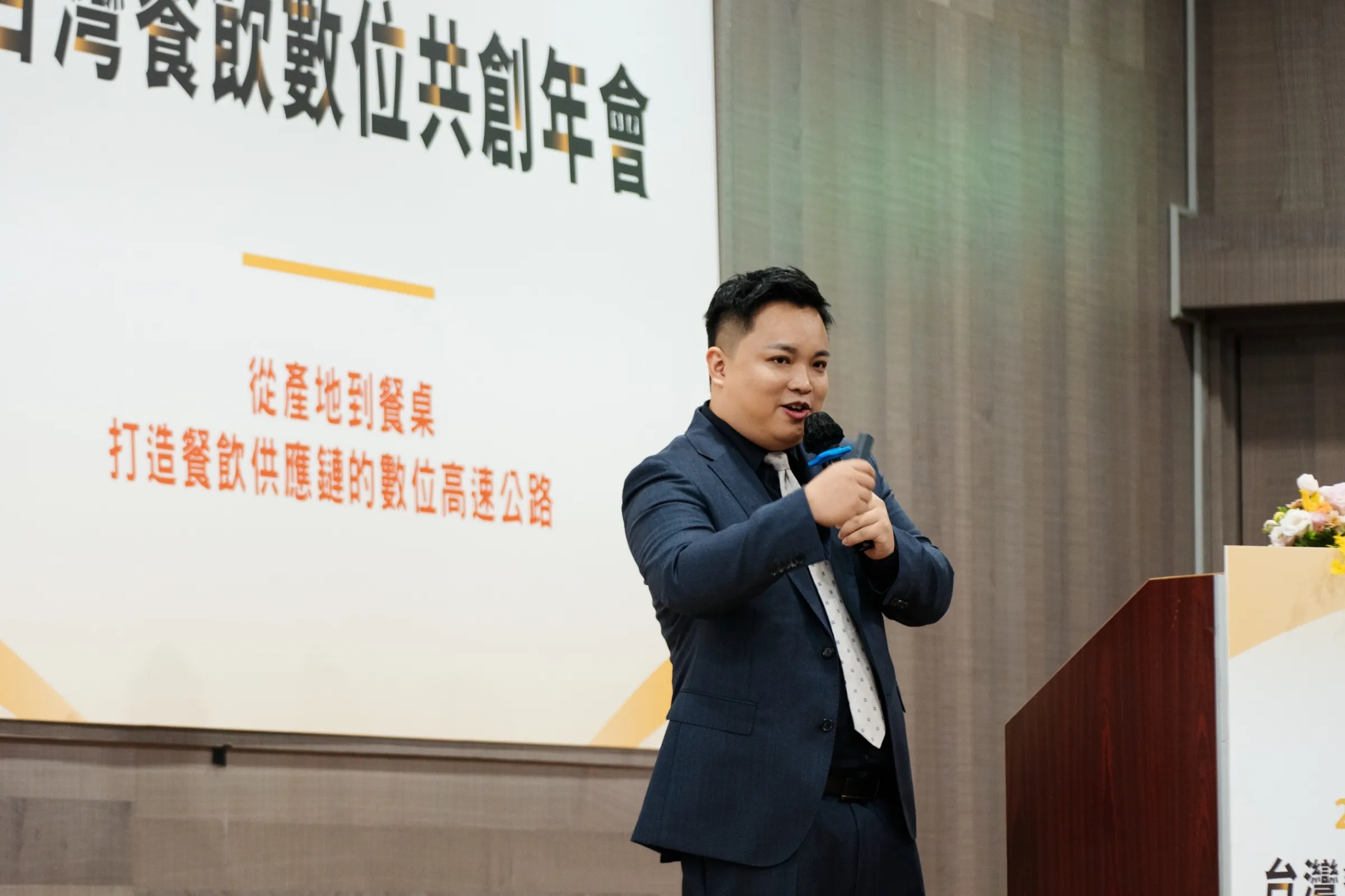 CocoMart創辦人張瀚仁於年會登台分享。根據公司統計，平台已服務逾3,000家餐廳，每月交易總額突破新台幣4億元。（圖／CocoMart提供）