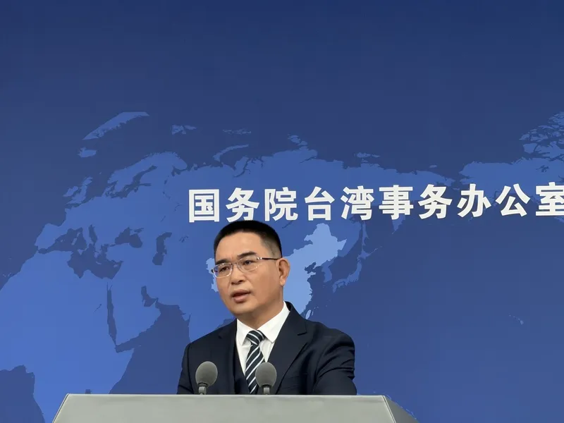 2026年10月28日，因出席民進黨台北市長參選人沈伯洋競選總部成立大會而在中國大陸遭輿論攻擊的名主持人蔡康永日前發文稱，希望兩岸友好且從未支持台獨。中國大陸國台辦陳斌華對此聲稱，希望台灣演藝界人士以「做堂堂正正的中國人」為榮，多做增進兩岸交流合作的事。（中央社）