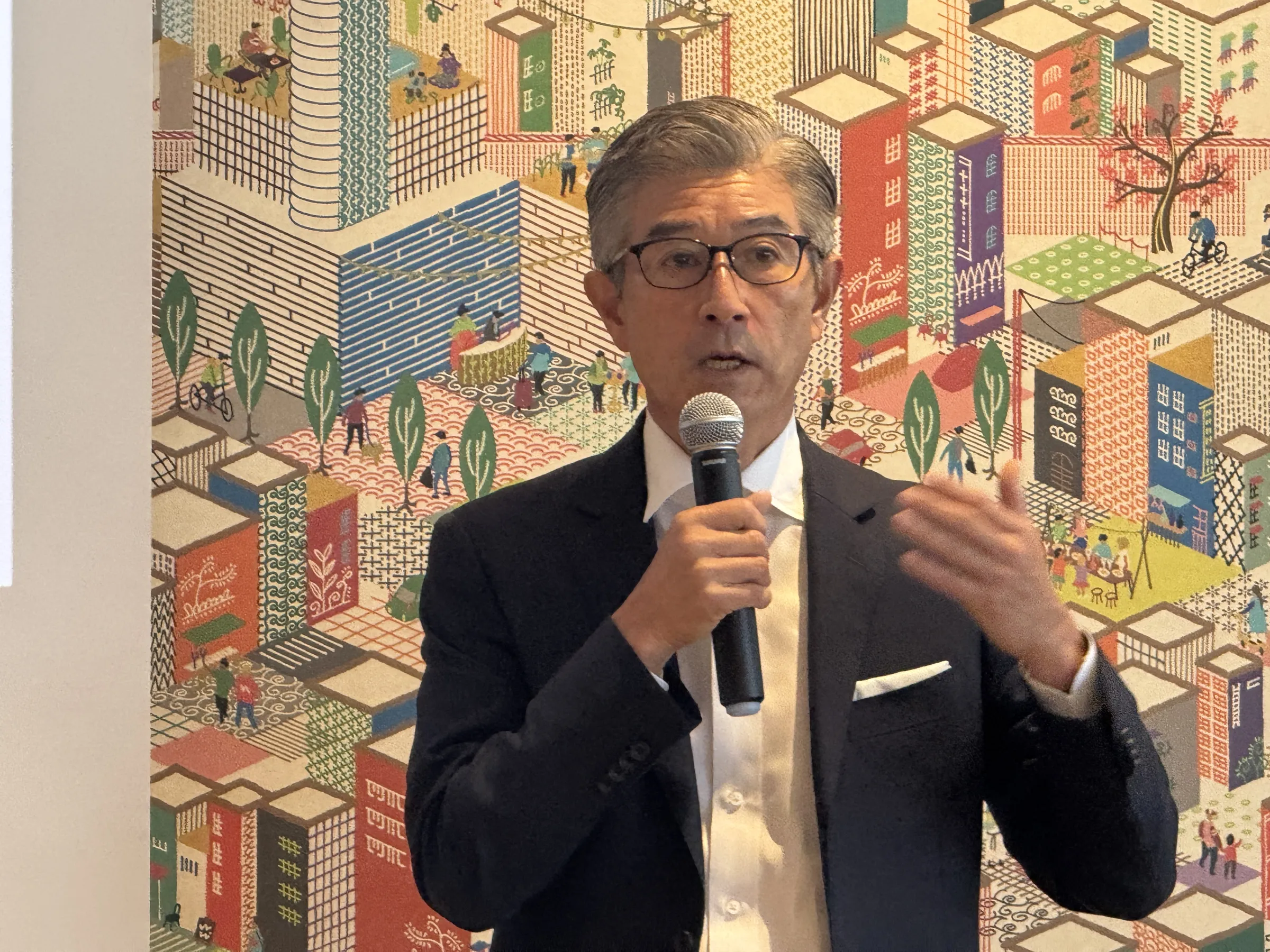 アスコットとキャピタランドが総額約400億円を投じて築34年の複合ビルを再生した「シタディーンノース新宿東京」が開業し、百人町の多文化を映すパッチワークをコンセプトに全179室のハイブリッド拠点を披露した。黃信維