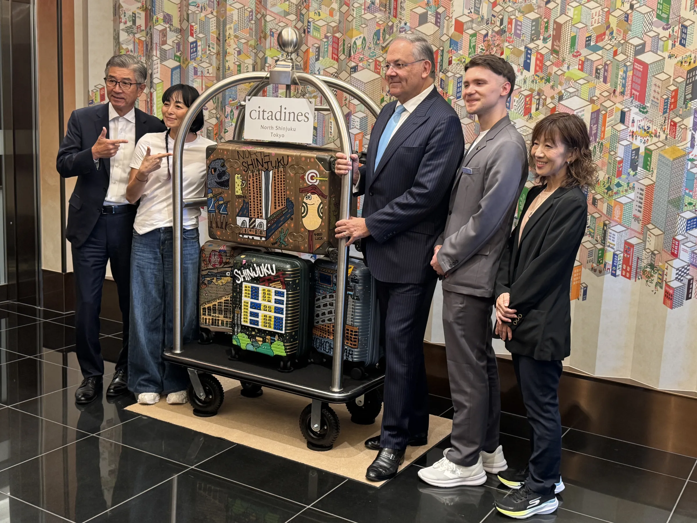 アスコットとキャピタランドが総額約400億円を投じて築34年の複合ビルを再生した「シタディーンノース新宿東京」が開業し、百人町の多文化を映すパッチワークをコンセプトに全179室のハイブリッド拠点を披露した。黃信維