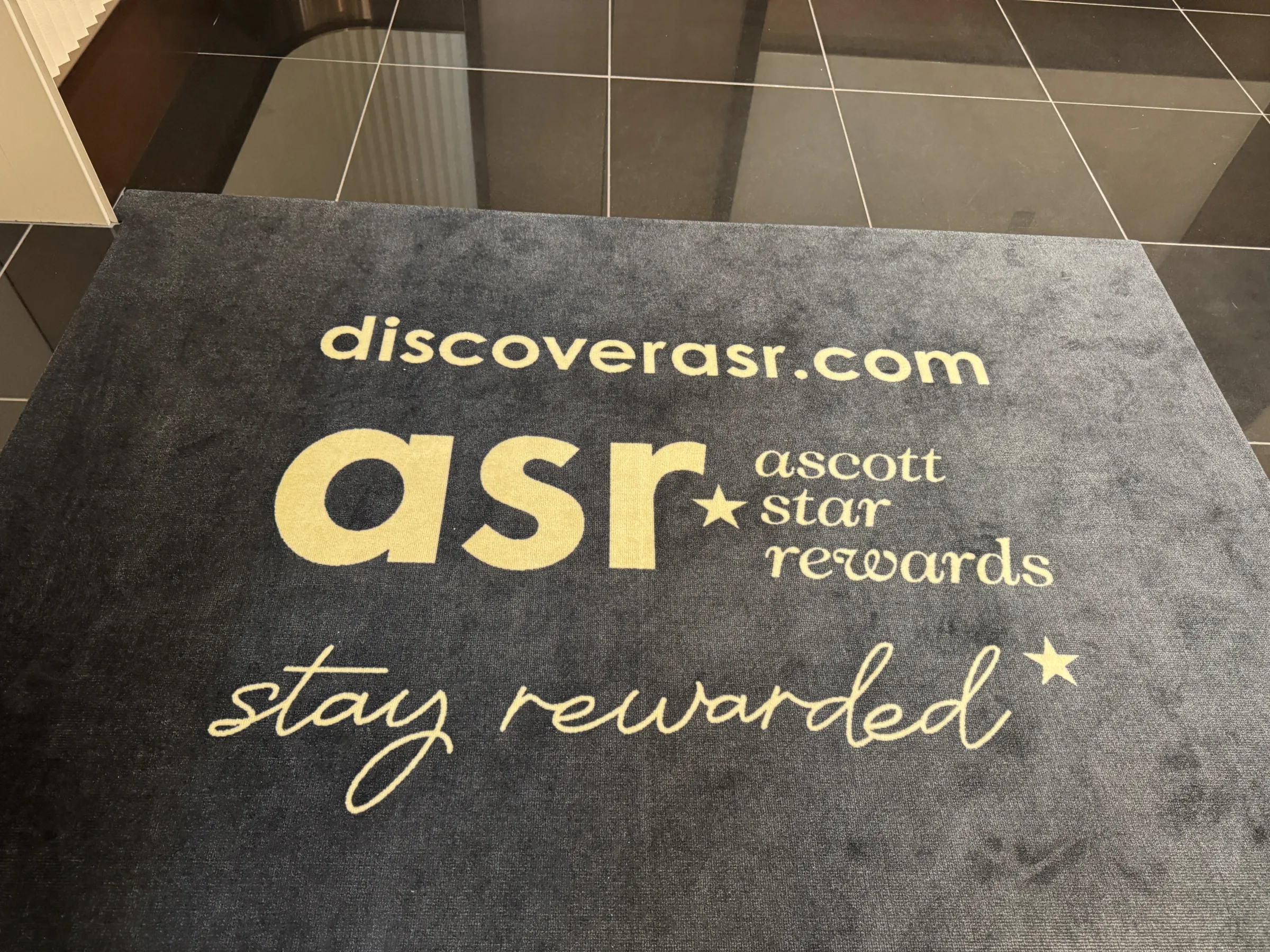 アスコットとキャピタランドが総額約400億円を投じて築34年の複合ビルを再生した「シタディーンノース新宿東京」が開業し、百人町の多文化を映すパッチワークをコンセプトに全179室のハイブリッド拠点を披露した。黃信維
