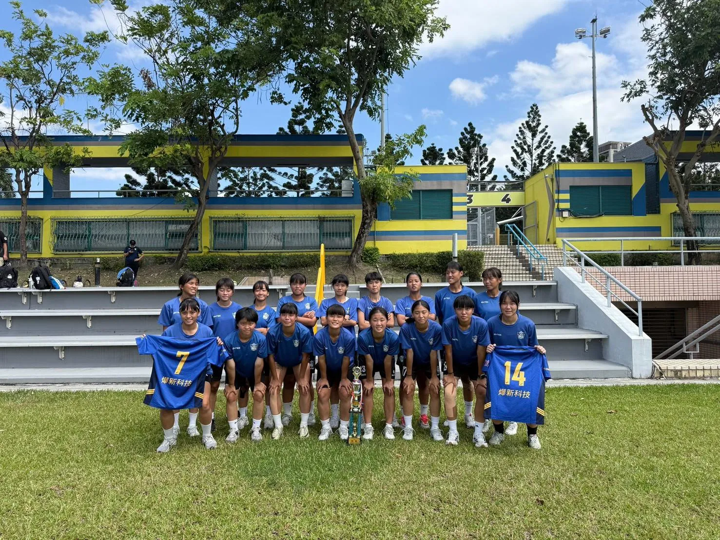 新北醒吾高中女子足球隊於全國青年盃足球錦標賽四戰全勝摘下女子組后冠（新北市政府提供）