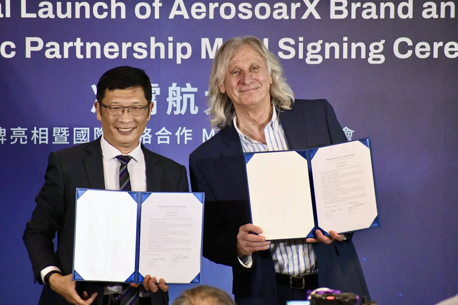 20261028-凌霄航太（AerosoarX）今日於台北101舉行公司品牌亮相暨國際戰略合作備忘錄（MOU）簽署記者會，董事長羅正方（左）與Rajant 執行長暨共同創辦人 Robert J. Schena（右）。（張曜麟攝）