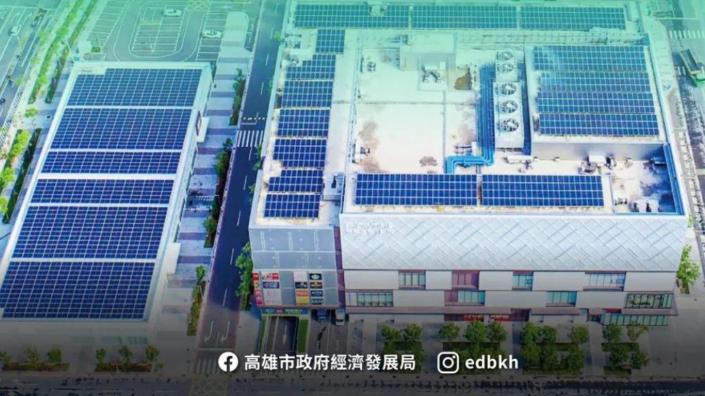 市府鼓勵民眾善用既有建築物屋頂空間設置太陽光電設備，除增加再生能源供給、提升屋頂空間利用效益外，太陽光電板亦可發揮遮陽效果，兼顧綠能發展與建築環境改善。（圖/高市經發局提供）